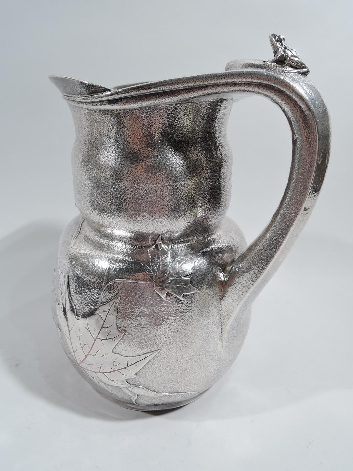 Pichet à eau en métal mixte et en argent sterling de style japonais. Fabriqué par Tiffany & Co. à New York. Bol légèrement incurvé et bord ondulé encastré avec bec à large lèvre et poignée en volute intégrée avec des montures en vrille qui