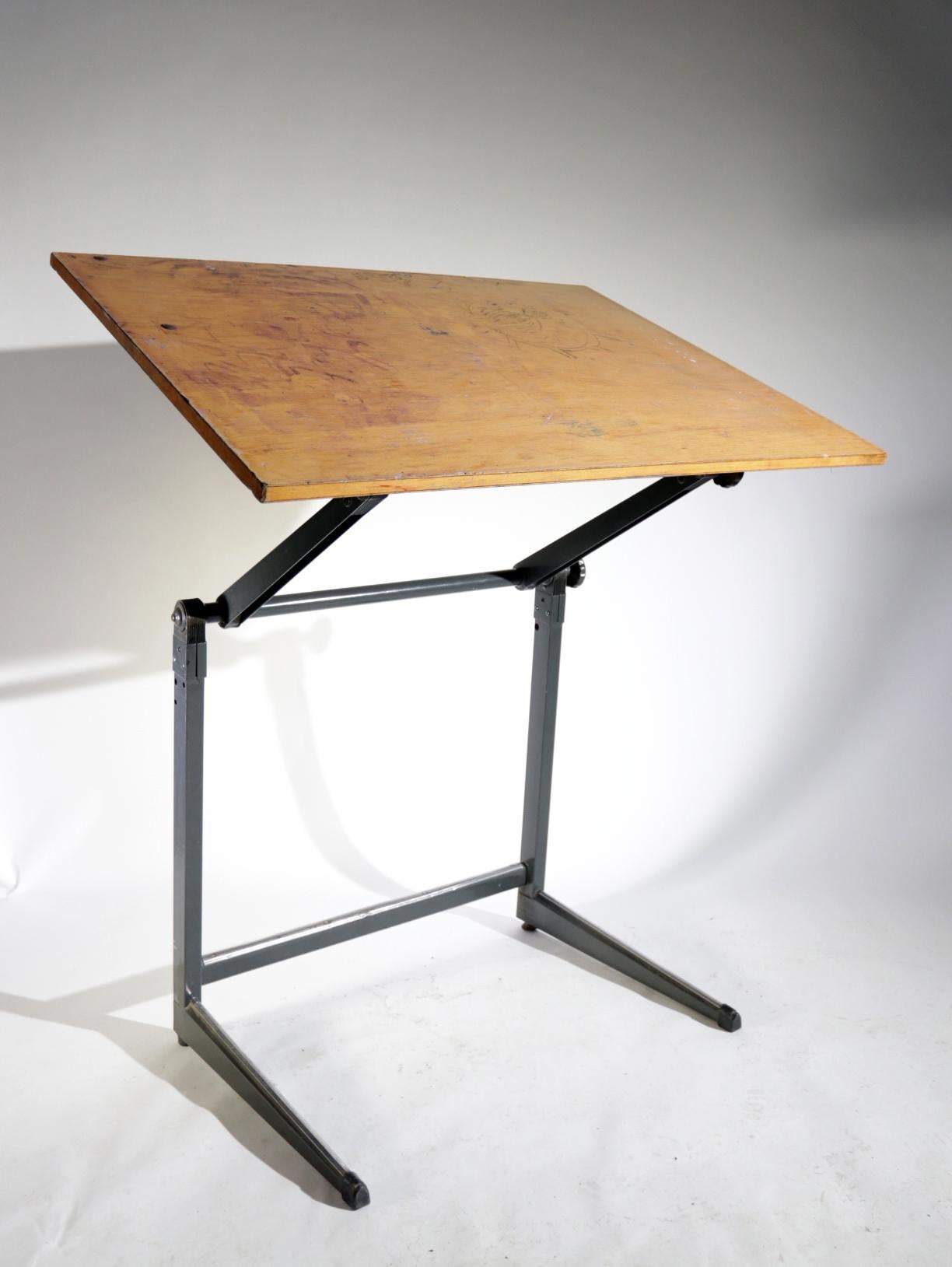 Marko Architect drafting table Dutch design from the 1960.
You can fold this table together or put it almost upright.
On the tabletop you can still see remains of old drawings and a signature.
Dimensions tabletop: 75.5 x 100.5 cm.