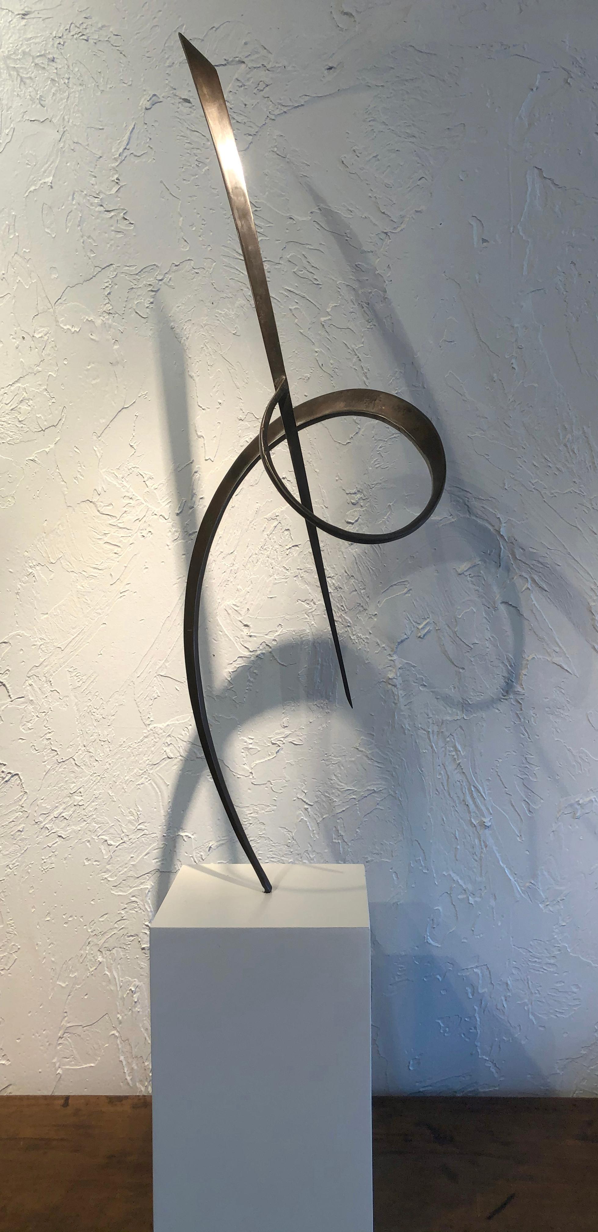 Dans cette sculpture de Marko Kratohvil, les courbes gracieuses de deux segments d'acier lisse sont forgées ensemble dans l'espace et s'équilibrent délicatement sur un piédestal en bois blanc. Les mouvements ondulatoires des deux pièces dansent