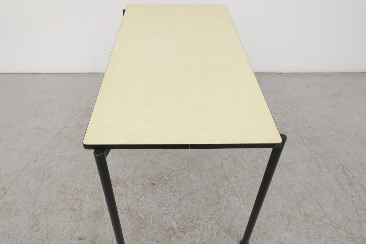 Mesa de trabajo industrial apilable Marko con tablero de fórmica y base antracita siglo XX en venta