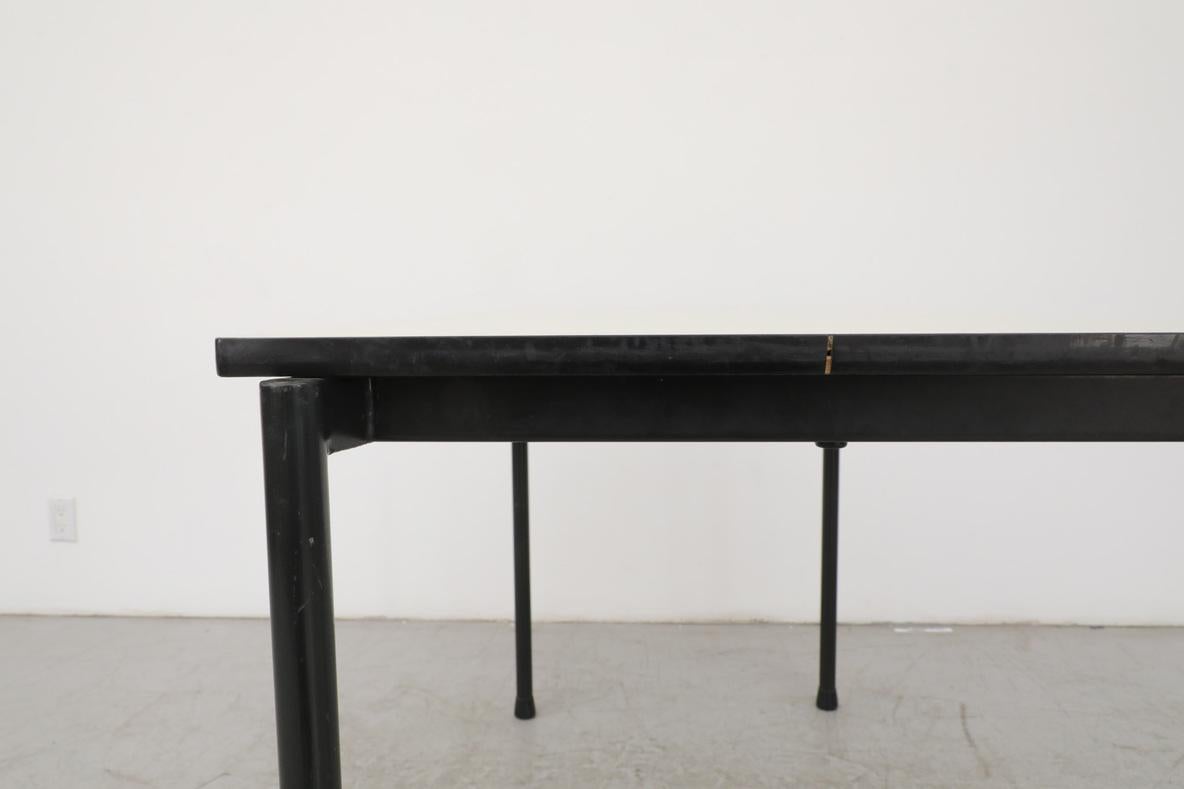 Mesa de trabajo industrial apilable Marko con tablero de fórmica y base antracita Metal en venta