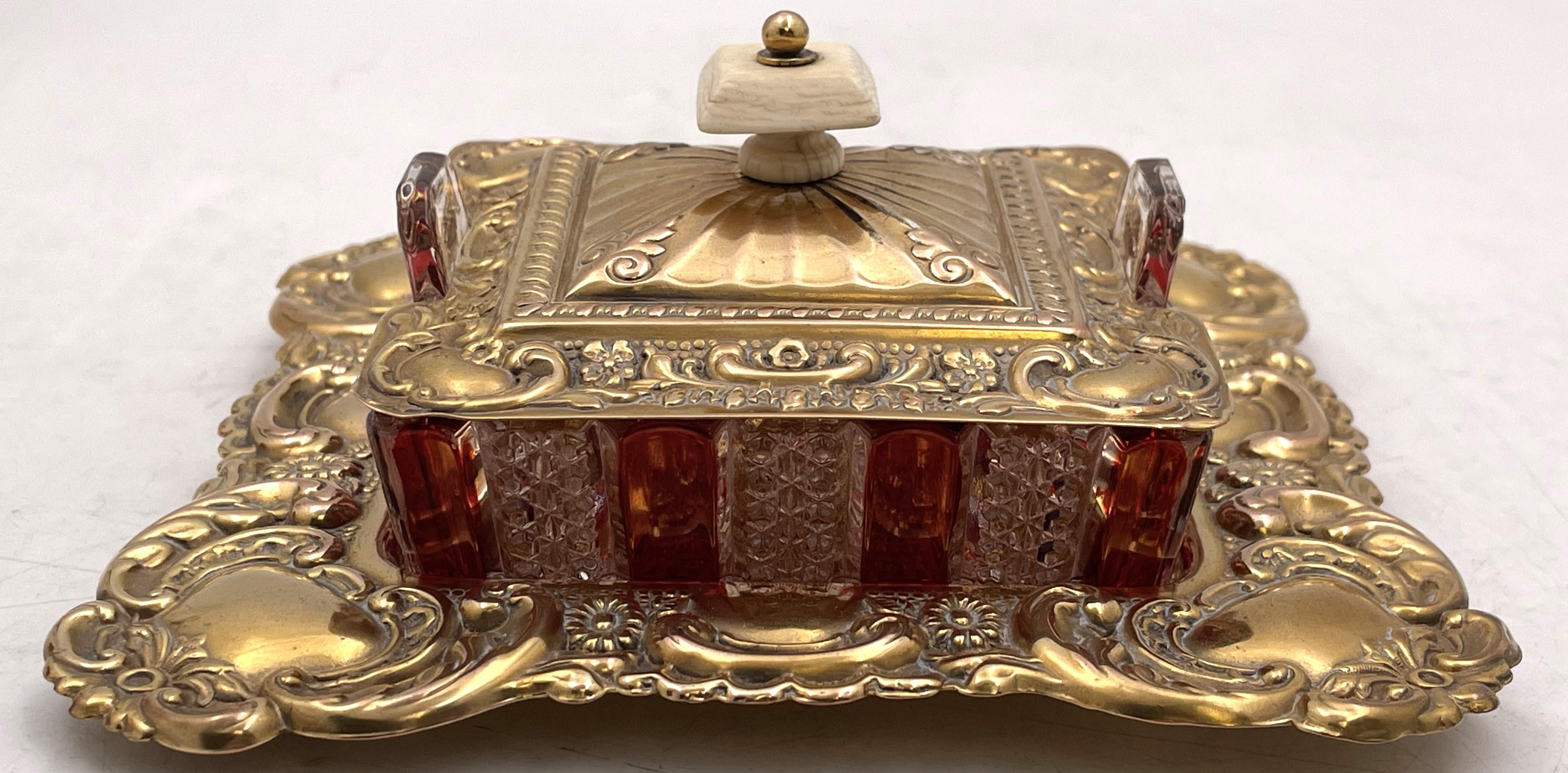 Marks & Cohen, caviarera de plata de ley dorada y cristal tallado bicolor sobre peana, fabricada en Birmingham, Inglaterra, en 1900, bellamente adornada con motivos florales y curvilíneos típicos del estilo Art Nouveau. El 