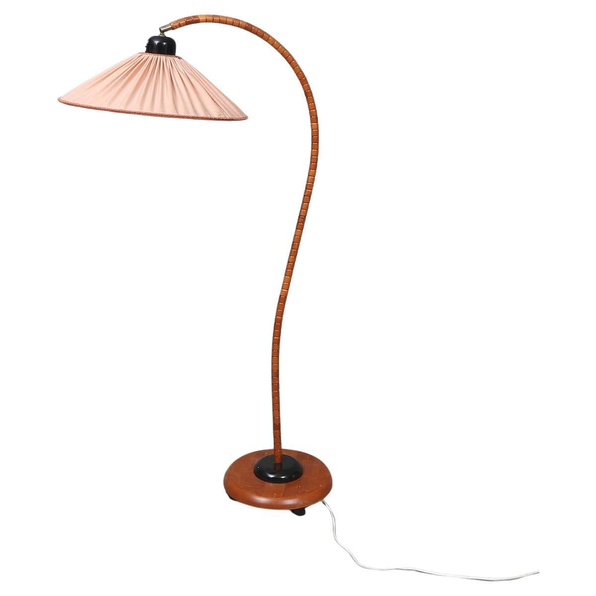 Esta lámpara de pie Markslöjd de cuello de cisne rosa es una pieza distinguida del diseño escandinavo de mediados de siglo, que ofrece elegancia y practicidad. Fabricada por la marca sueca de iluminación Markslöjd, conocida por su refinada