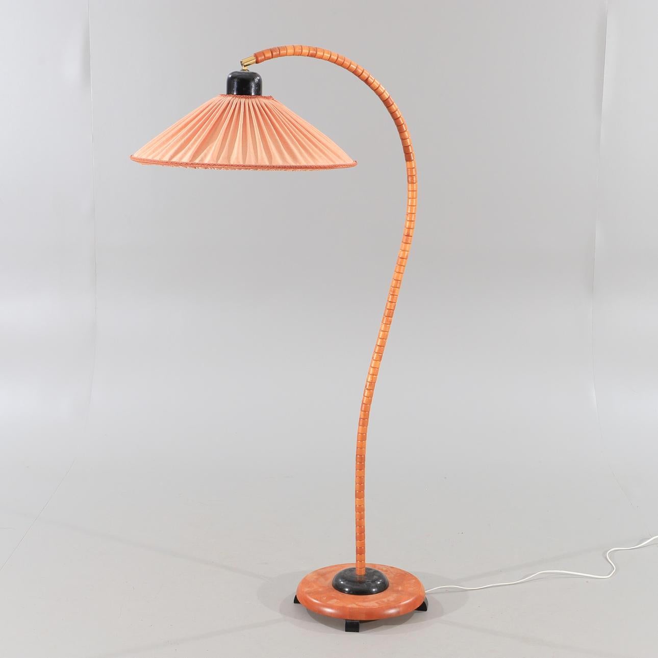 Un'affascinante lampada da terra degli anni '70 del rinomato marchio di illuminazione svedese Markslöjd. Questo pezzo vintage presenta uno stelo flessibile a collo d'oca rivestito in ecopelle o vinile arancione, che consente di posizionare la luce