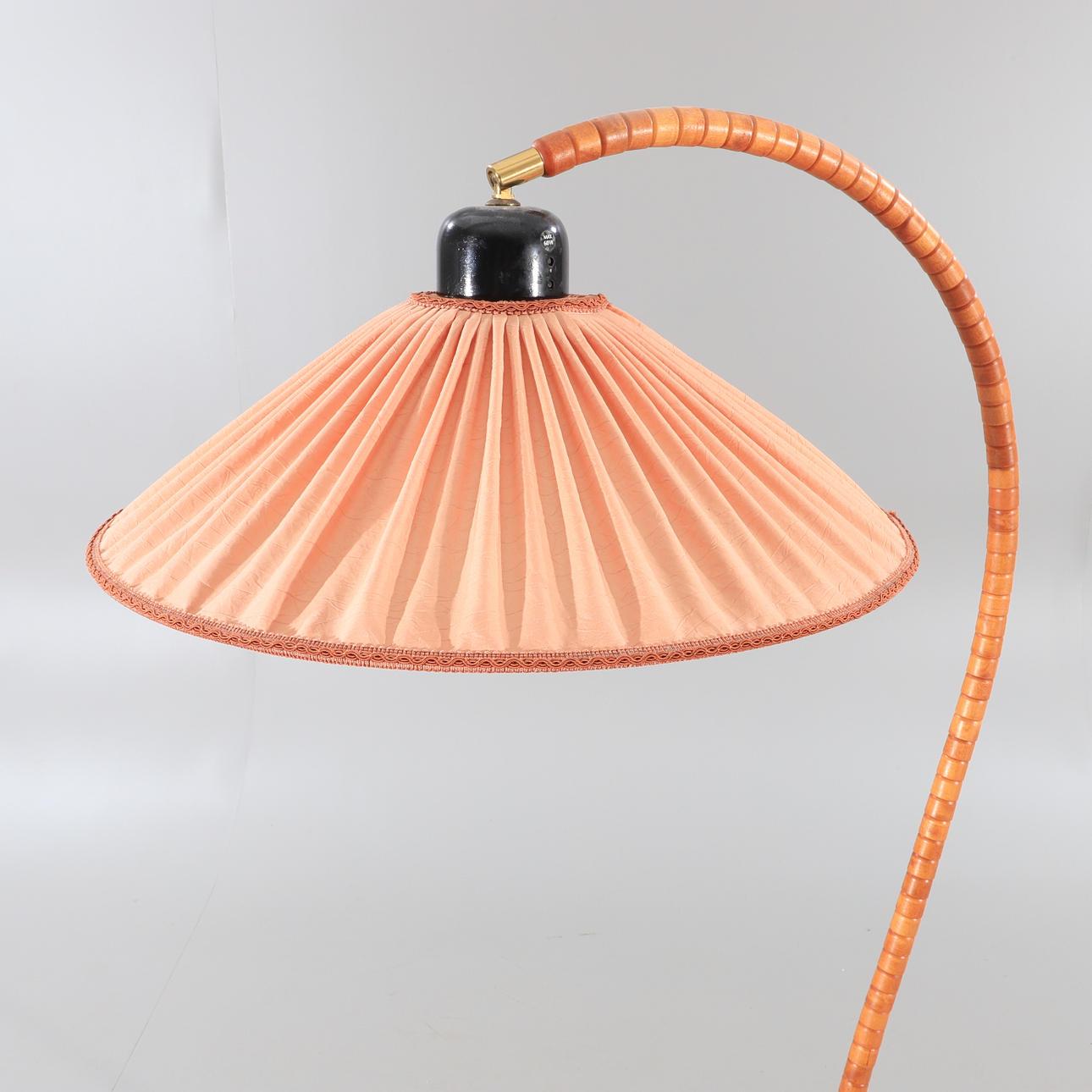 Scandinavo moderno Lampada da terra Markslöjd con paralume rosa e collo d'oca regolabile - Svezia, anni '70 in vendita