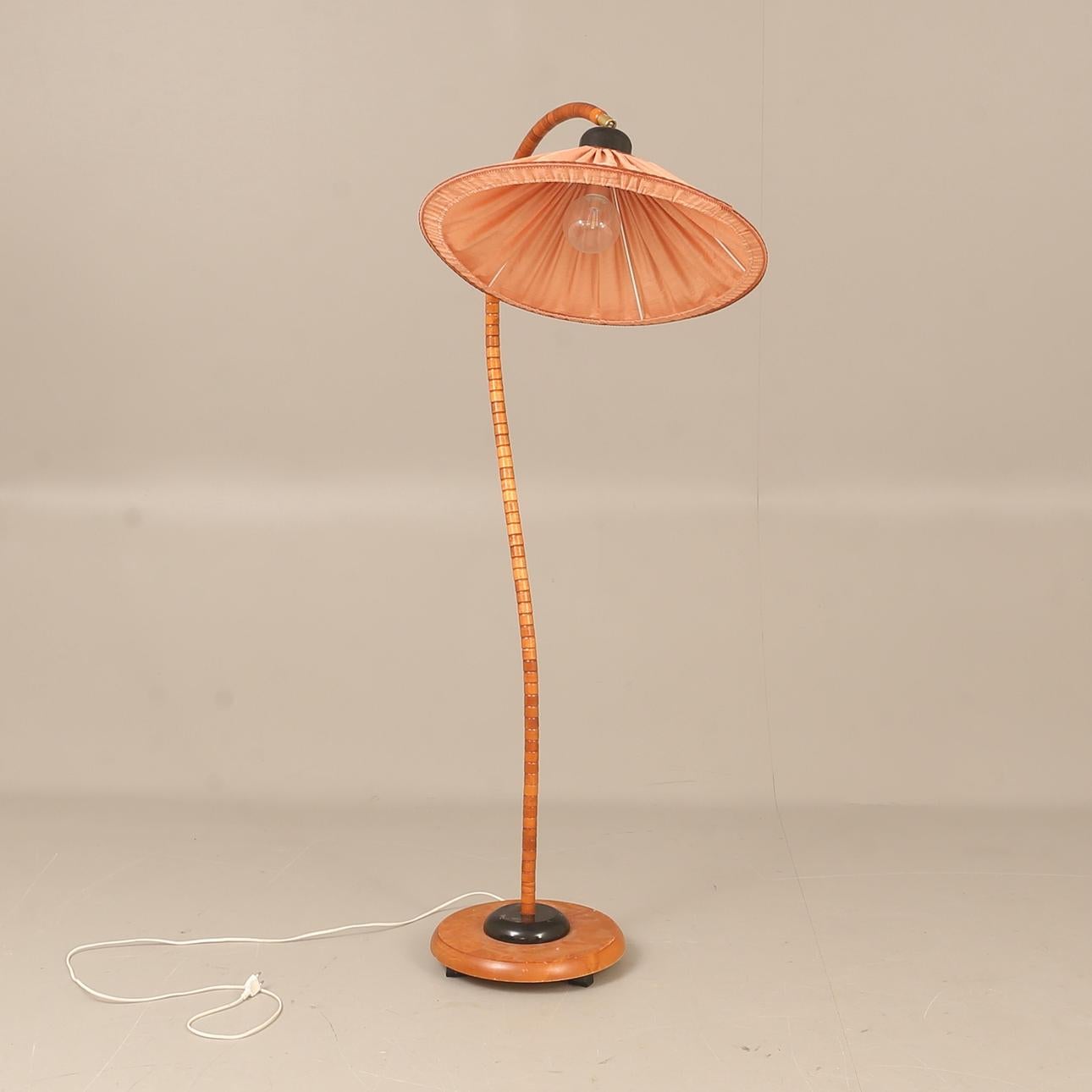 Svedese Lampada da terra Markslöjd con paralume rosa e collo d'oca regolabile - Svezia, anni '70 in vendita