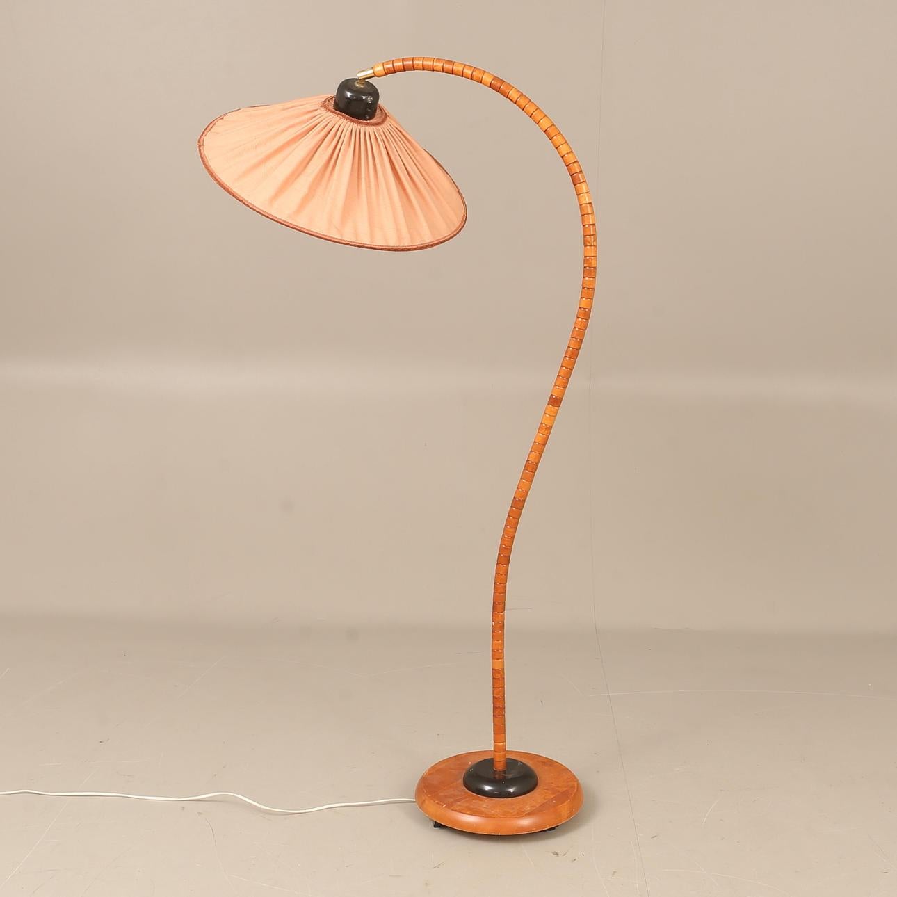 Fine XX secolo Lampada da terra Markslöjd con paralume rosa e collo d'oca regolabile - Svezia, anni '70 in vendita