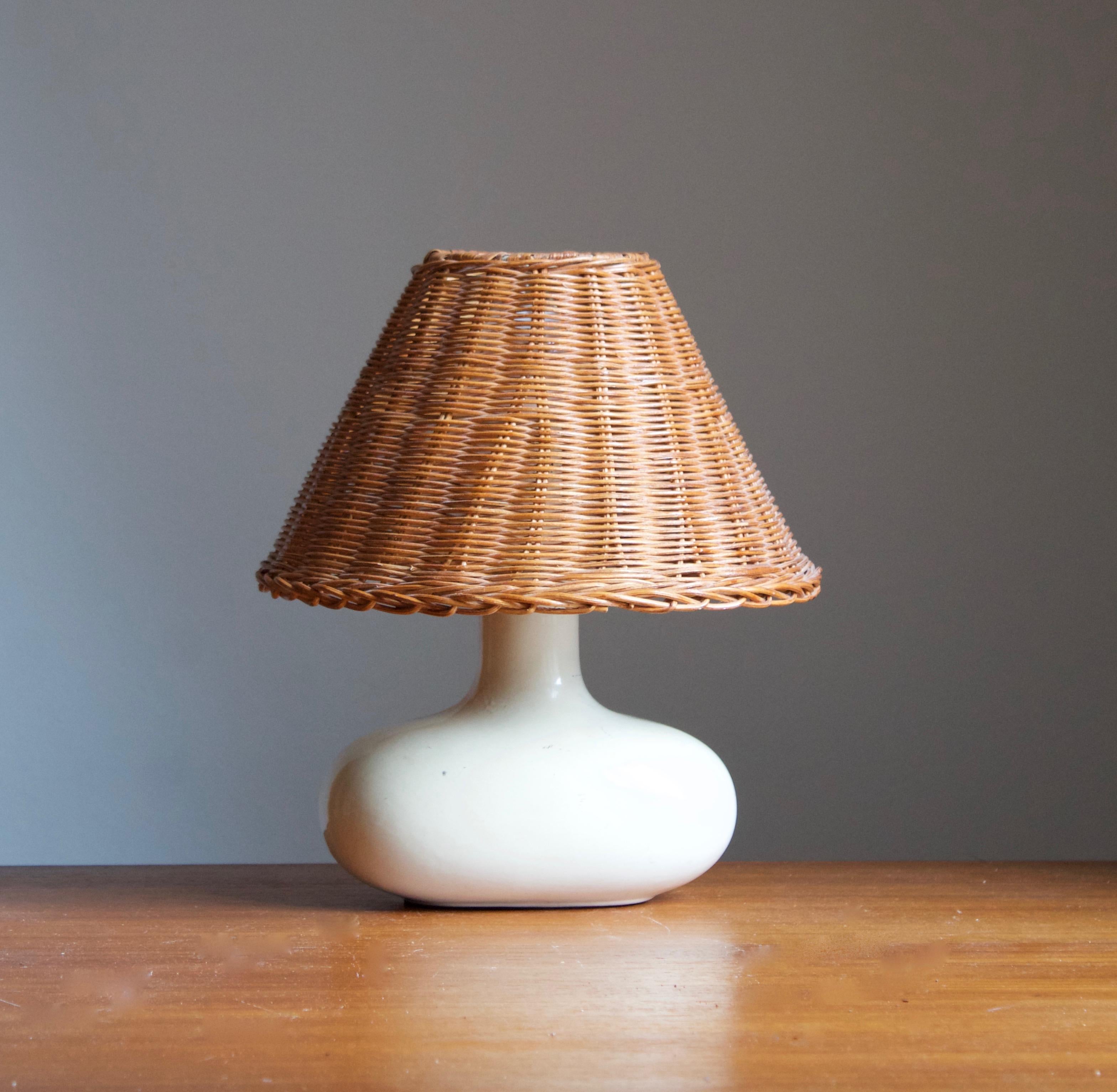 A table lamps. In glazed ceramic. Assorted vintage rattan lampshade. Produced by Markslöjd, Kinna, Sweden, c. 1970s. Marked 

Stated dimensions exclude lampshade. Height includes socket.

Glaze features a white color.