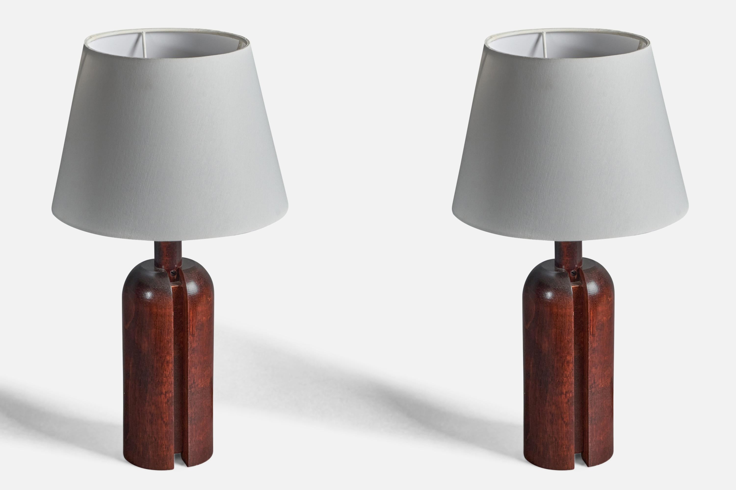 Une paire de lampes de table de grande taille. En pin massif. Abat-jour neufs. Produit par Markslöjd, Kinna, Suède, vers les années 1970-1980. 

Les dimensions indiquées ne comprennent pas les abat-jour. Vendu sans abat-jour.