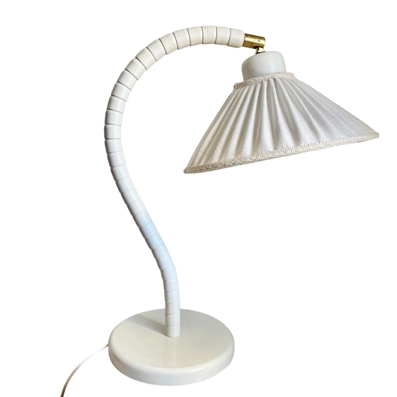 Magnifique paire de lampes de table Markslöjd des années 1970-80. 

Information : Lampes de table blanches à col de cygne de Markslöjd. Markslöjd est une marque suédoise bien connue qui fabrique des produits d'éclairage modernes, élégants et