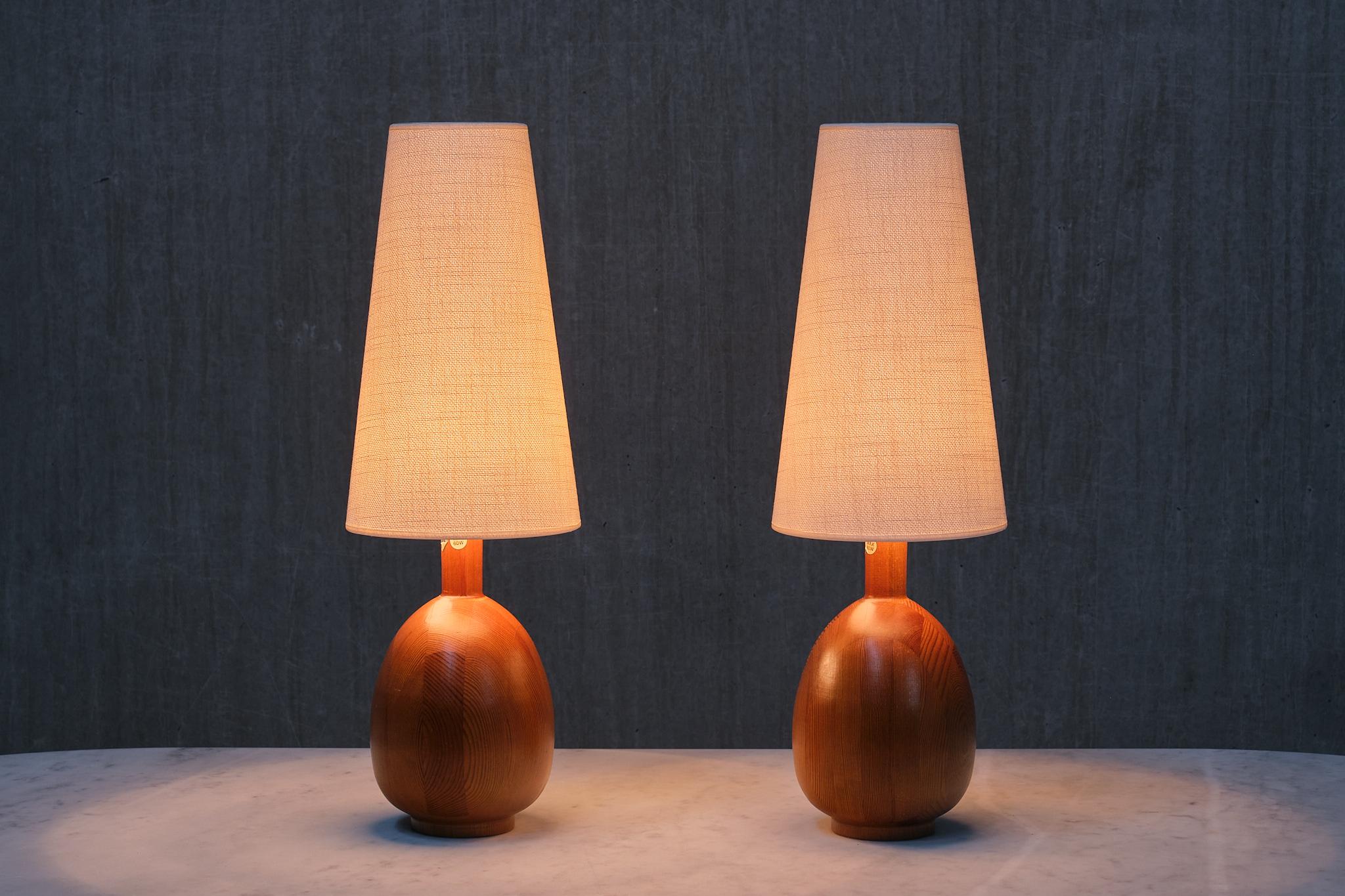 Cette paire de lampes de table étonnante a été produite par le fabricant Markslöjd en Suède dans les années 1960. Les lampes portent l'autocollant du fabricant 