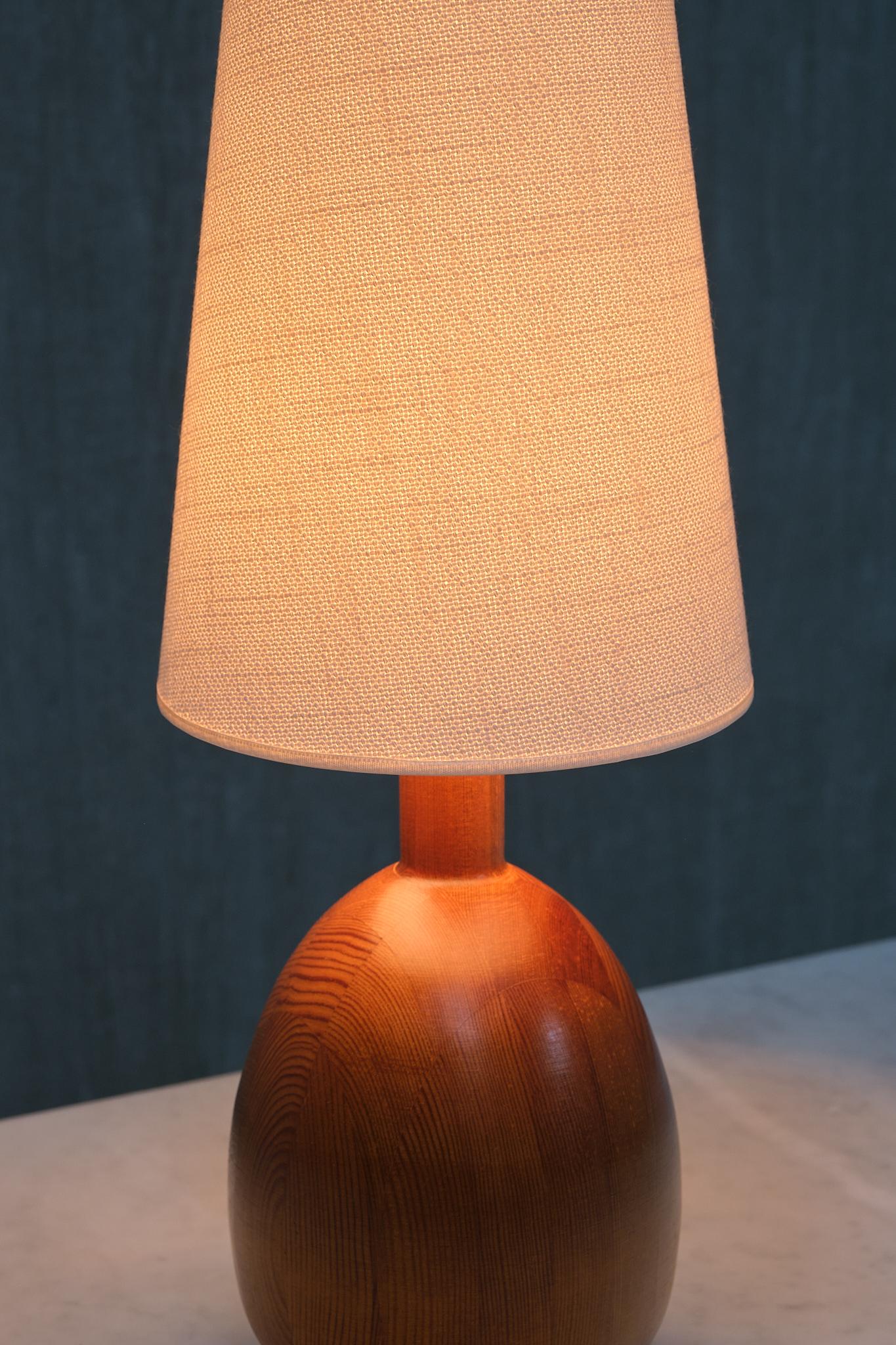 Milieu du XXe siècle Markslöjd Paire de lampes de table ovales en pin massif, The Modernity, Suède, années 1960 en vente