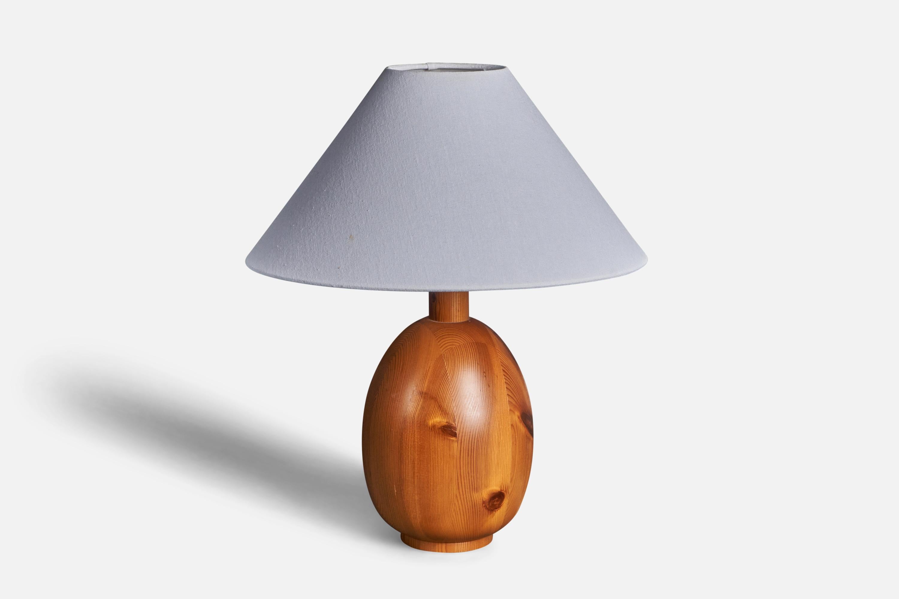 A pair of sizable table lamps. In solid pine. Lampshade not included. Produced by Markslöjd, Kinna, Sweden, c. 1970s.