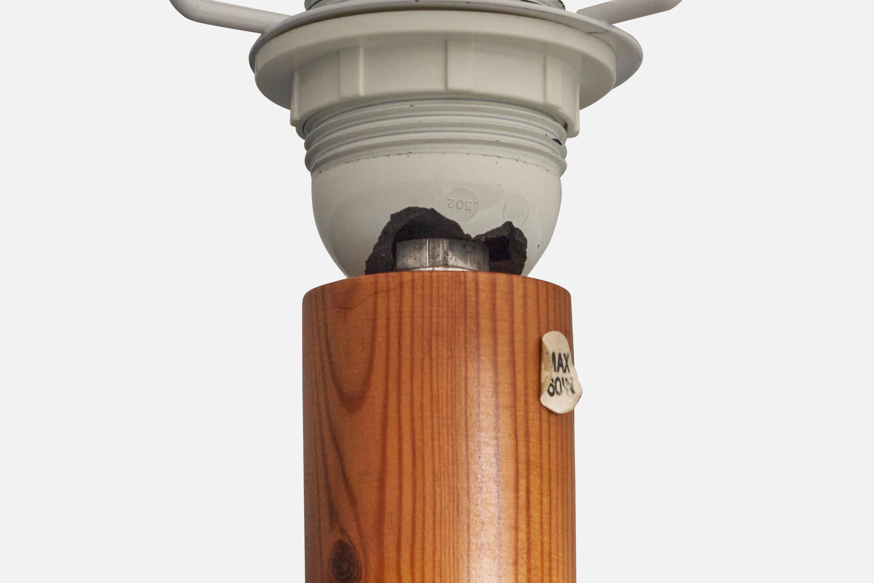 Marksljd, lampe de bureau minimaliste de taille raisonnable en pin massif, Kinna, Suède, vers 1970 Bon état - En vente à High Point, NC