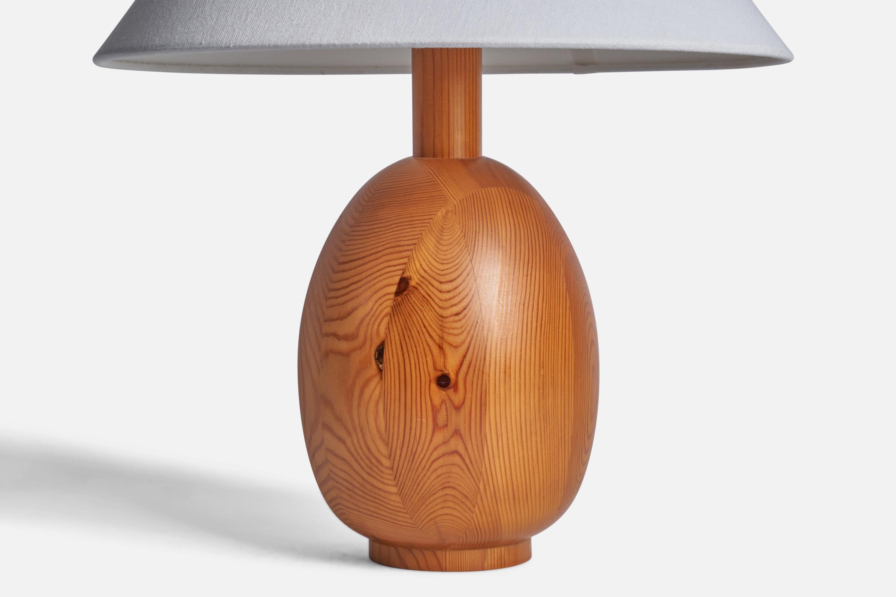 Moderne Marksljd, Lampes de table minimalistes de taille raisonnable en pin massif, Kinna, Suède, vers 1970 en vente