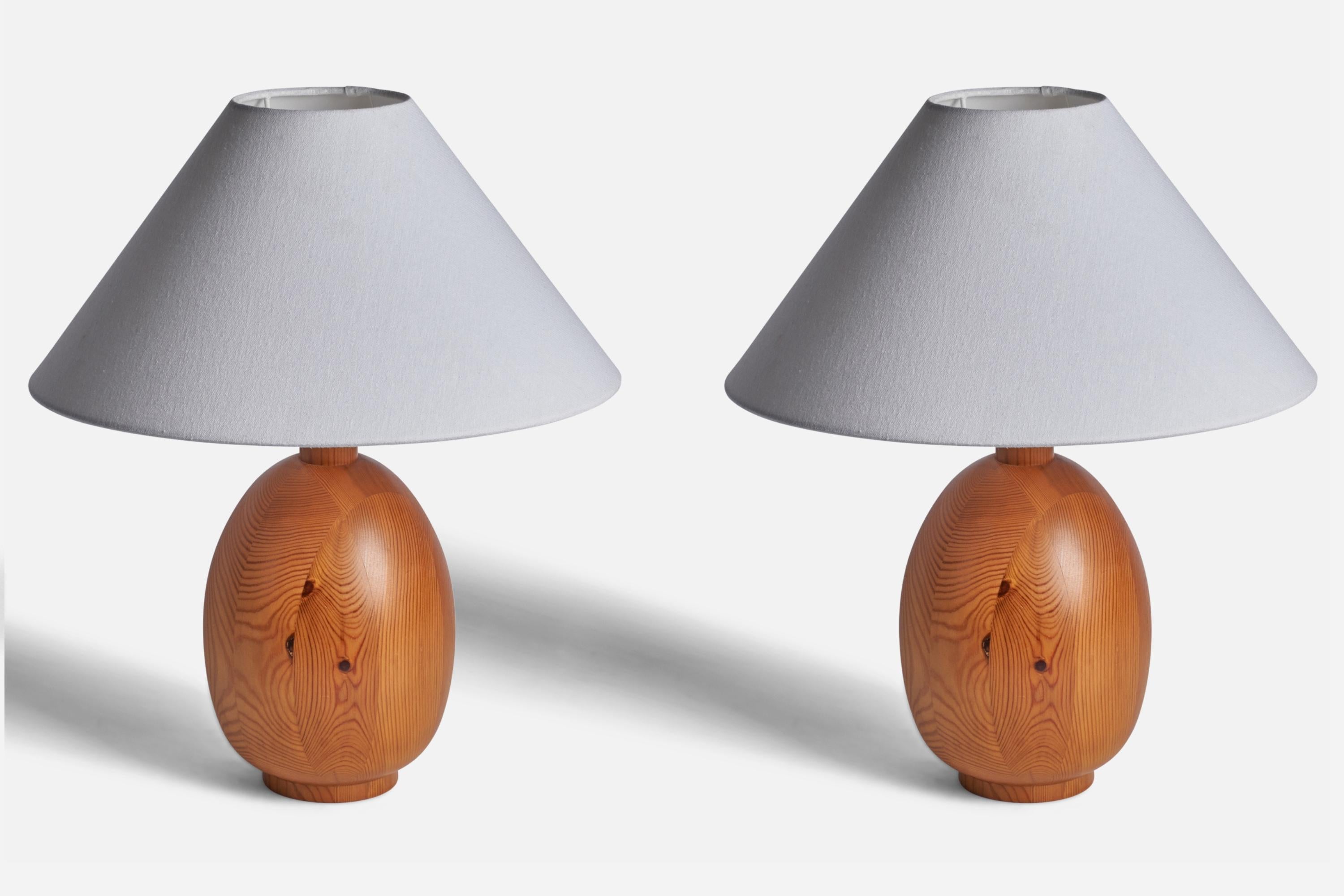 Suédois Marksljd, Lampes de table minimalistes de taille raisonnable en pin massif, Kinna, Suède, vers 1970 en vente