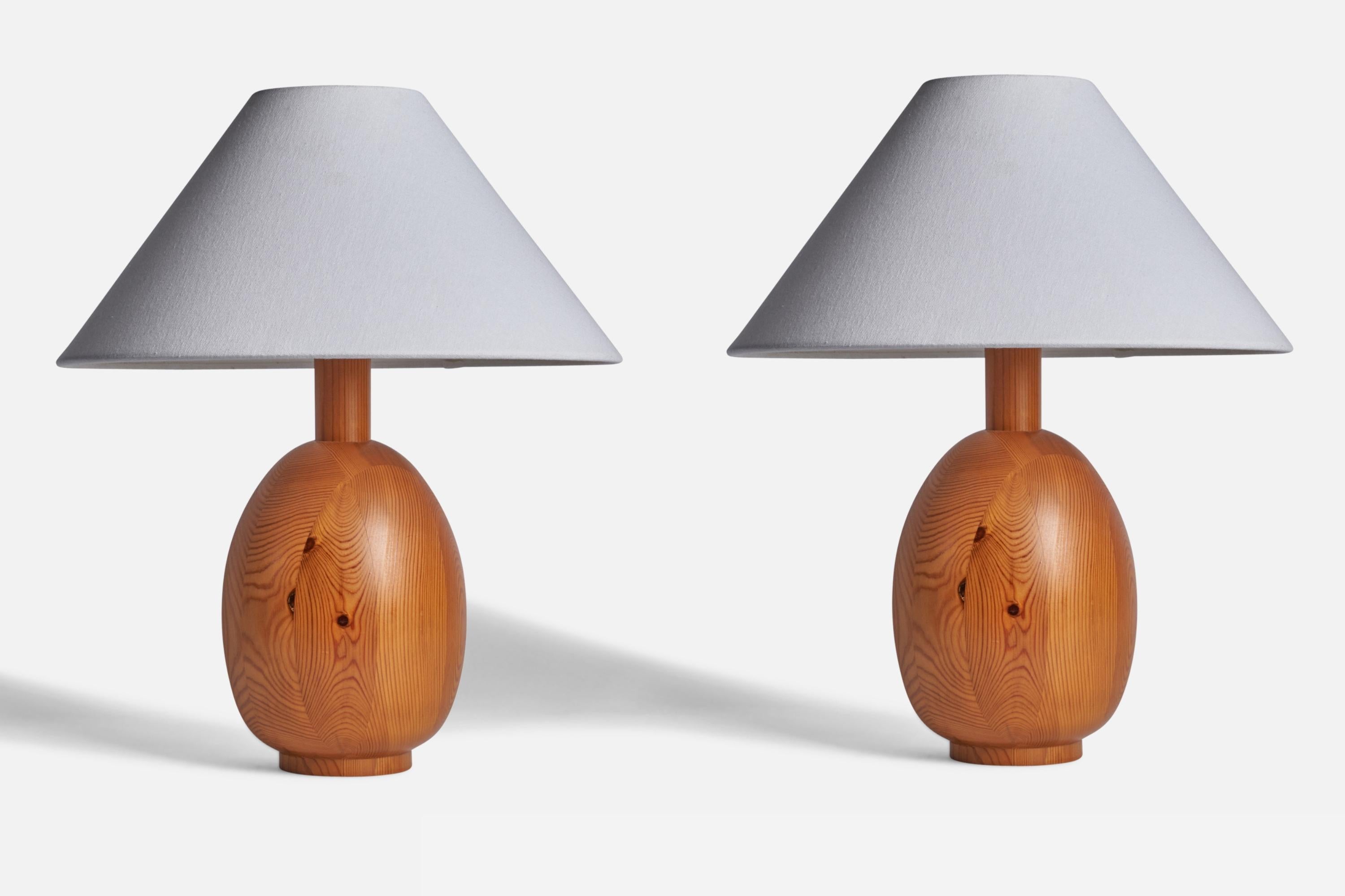 Marksljd, Lampes de table minimalistes de taille raisonnable en pin massif, Kinna, Suède, vers 1970 Bon état - En vente à High Point, NC