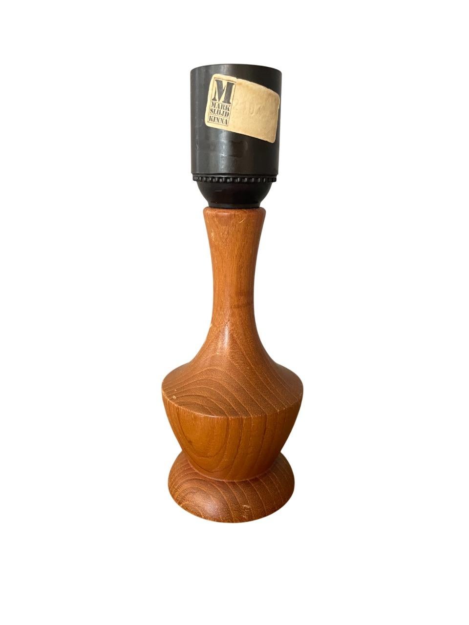 Charmante paire de lampes de table The Modern Scandinavian, Markslöjd, Suède, fabriquées dans les années 1950. Ces lampes sont dotées de bases en pin massif élégamment tournées, avec des veines de bois chaudes et naturelles et une finition laquée