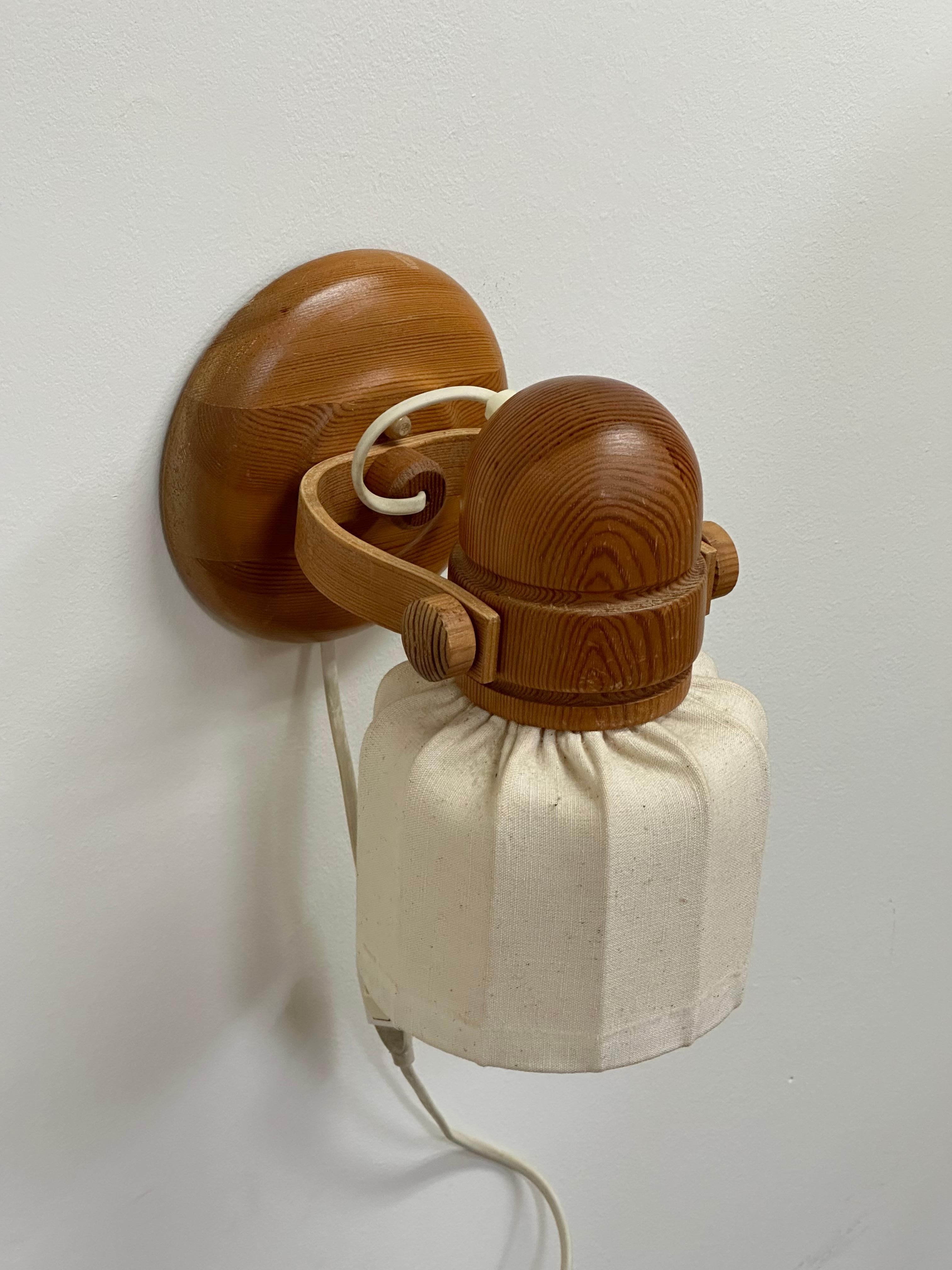 Mid-Century moderno Markslöjd Svezia, applique o sconsiderata lampada da parete in pino in vendita