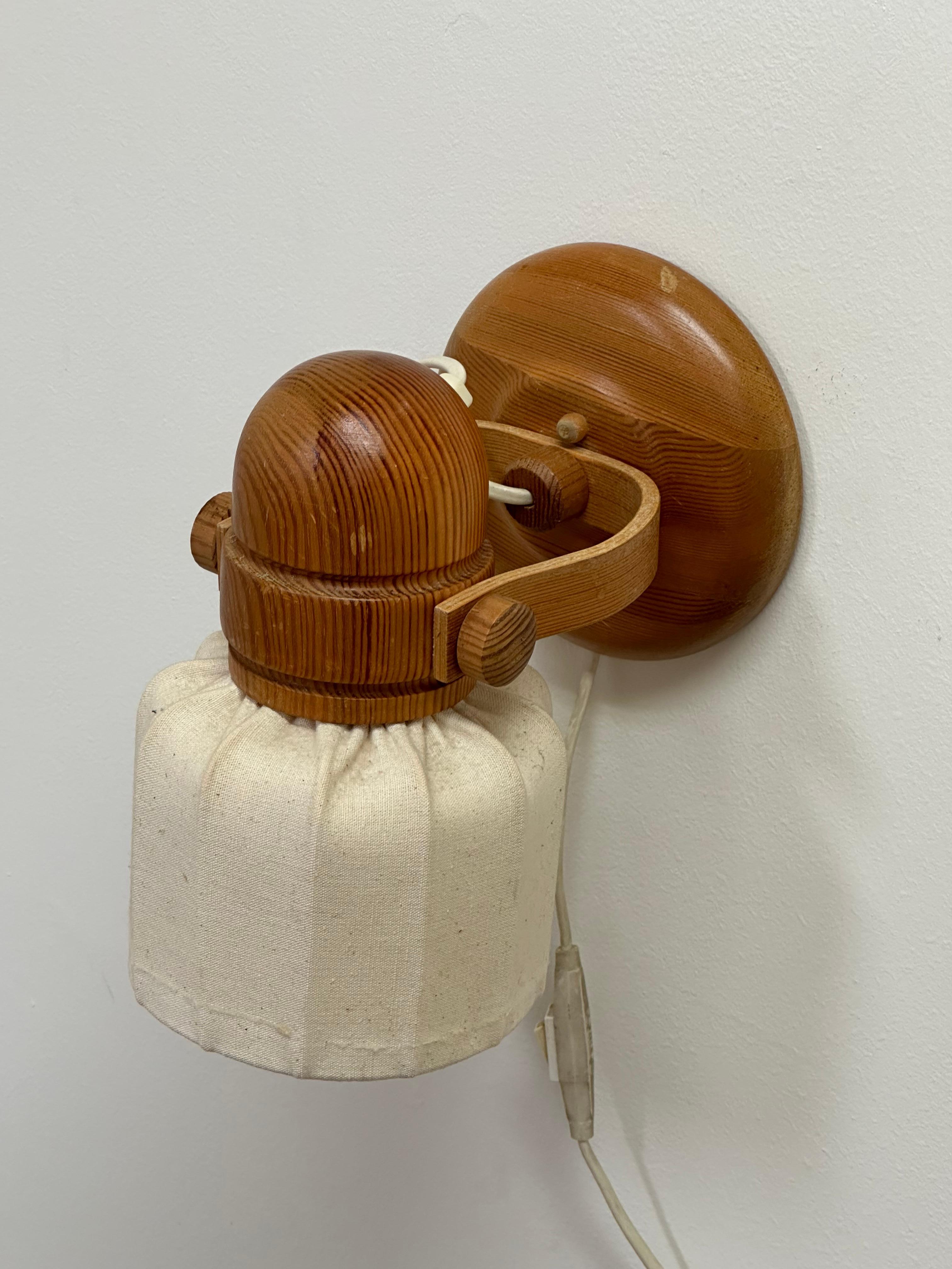 Svedese Markslöjd Svezia, applique o sconsiderata lampada da parete in pino in vendita