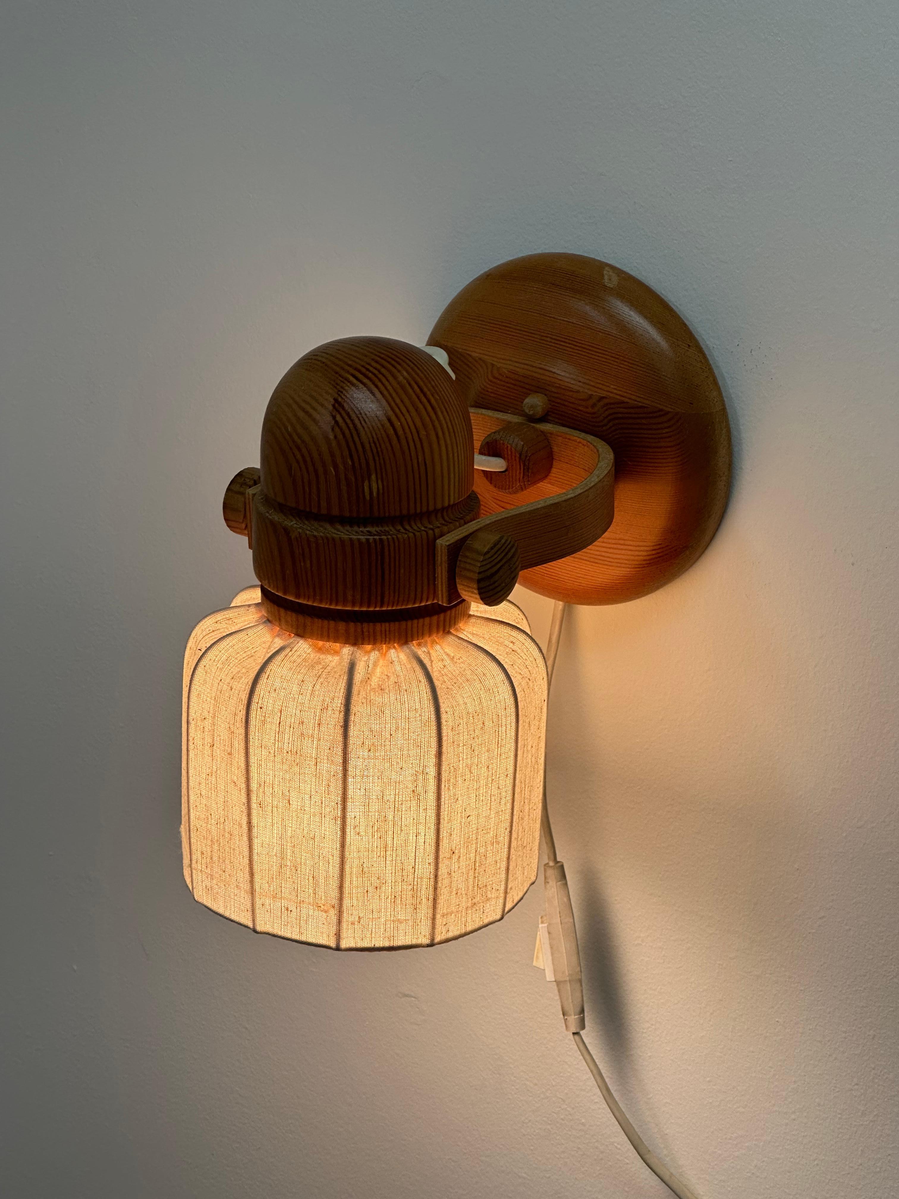 Markslöjd Svezia, applique o sconsiderata lampada da parete in pino In condizioni buone in vendita a St.Petersburg, FL
