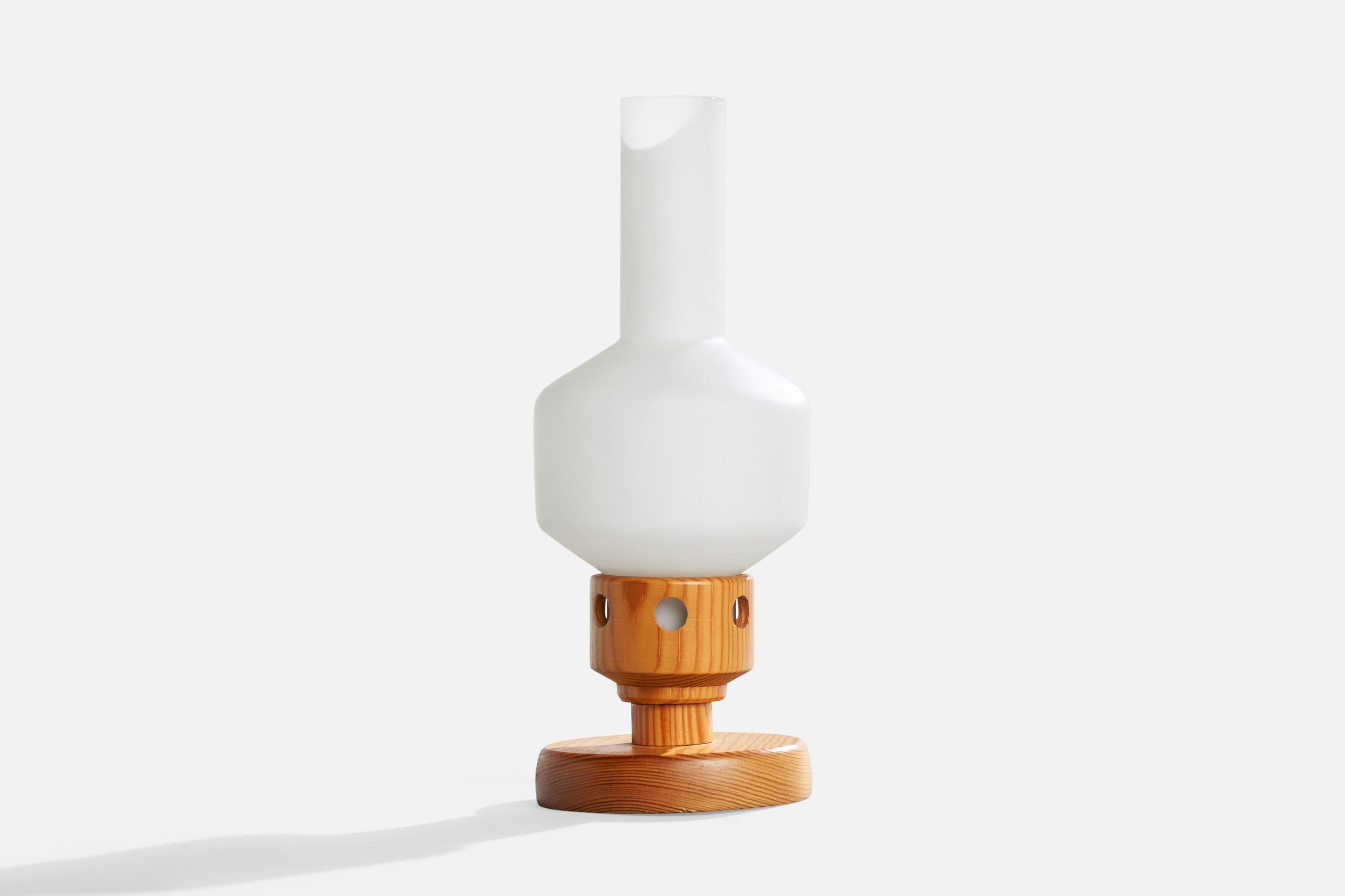 Petite lampe de table en pin et verre opalin blanc produite par Markslöjd, Suède, c. années 1970.

Dimensions de la lampe avec abat-jour (pouces) : 10.1