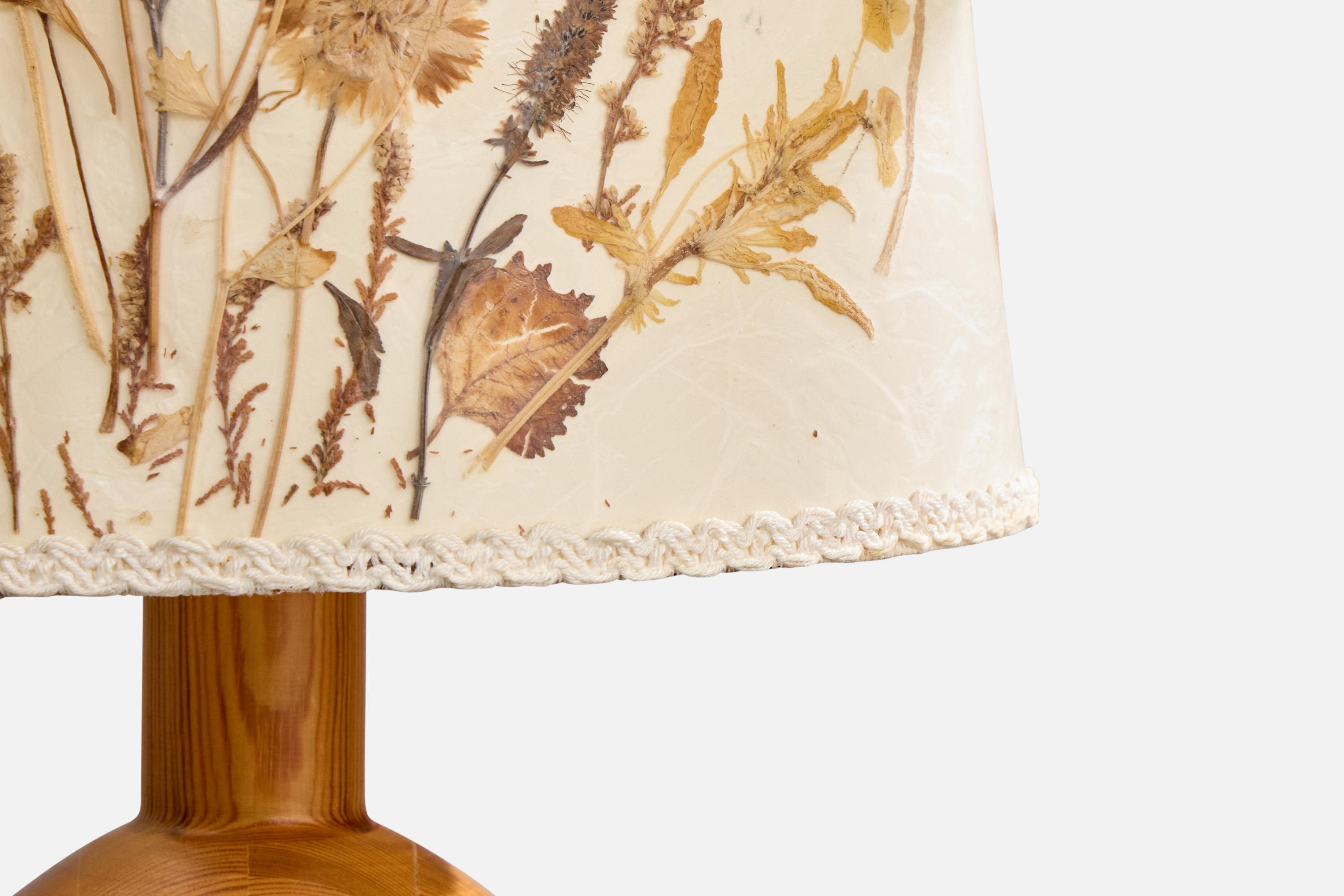 Markslöjd, lampe de table, pin, papier parchemin, Suède, années 1970 Bon état - En vente à High Point, NC