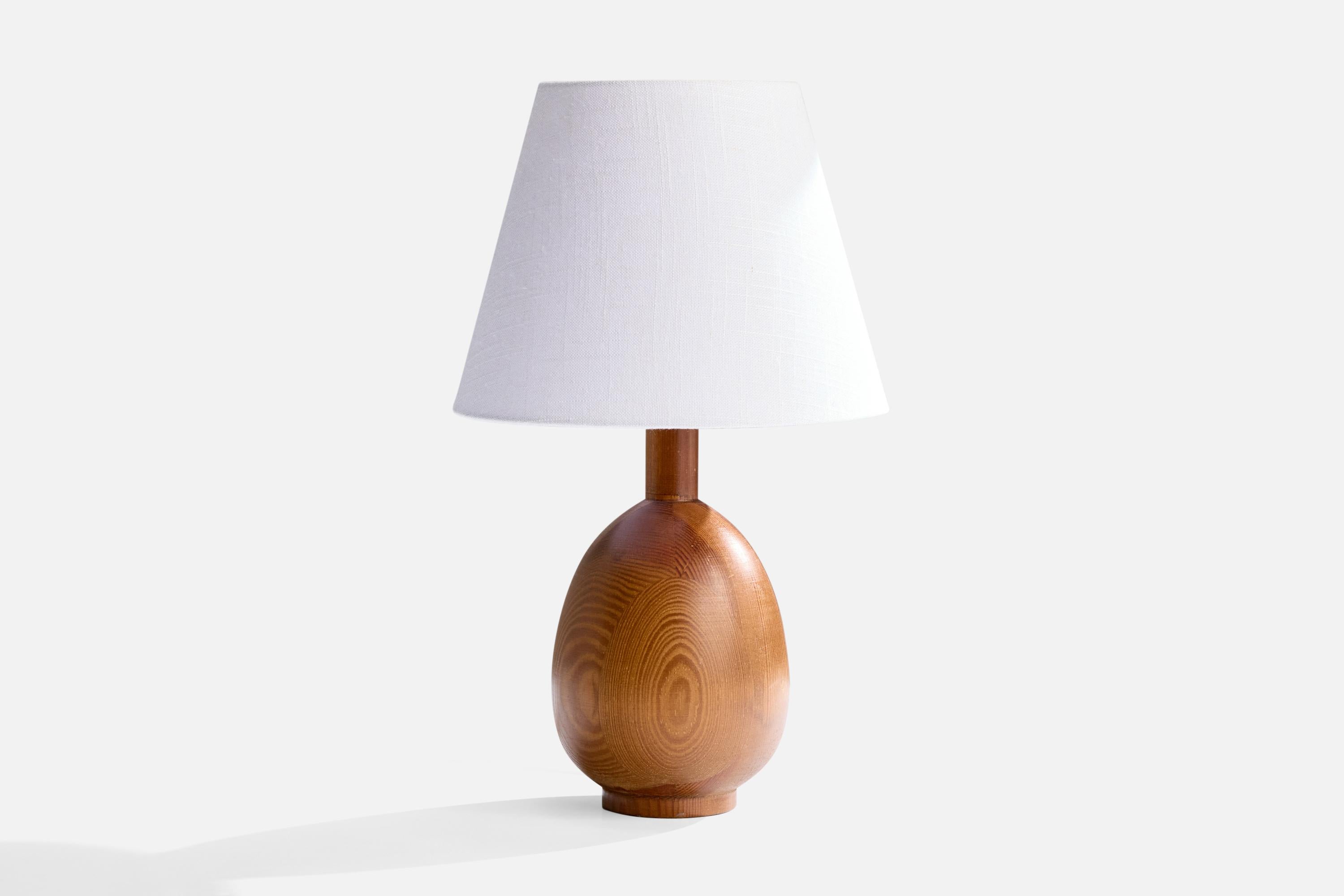 Lámpara de mesa de pino fabricada por Markslöjd, Kinna, Suecia, c. 1970.

Dimensiones de la lámpara (pulgadas): 11,5 