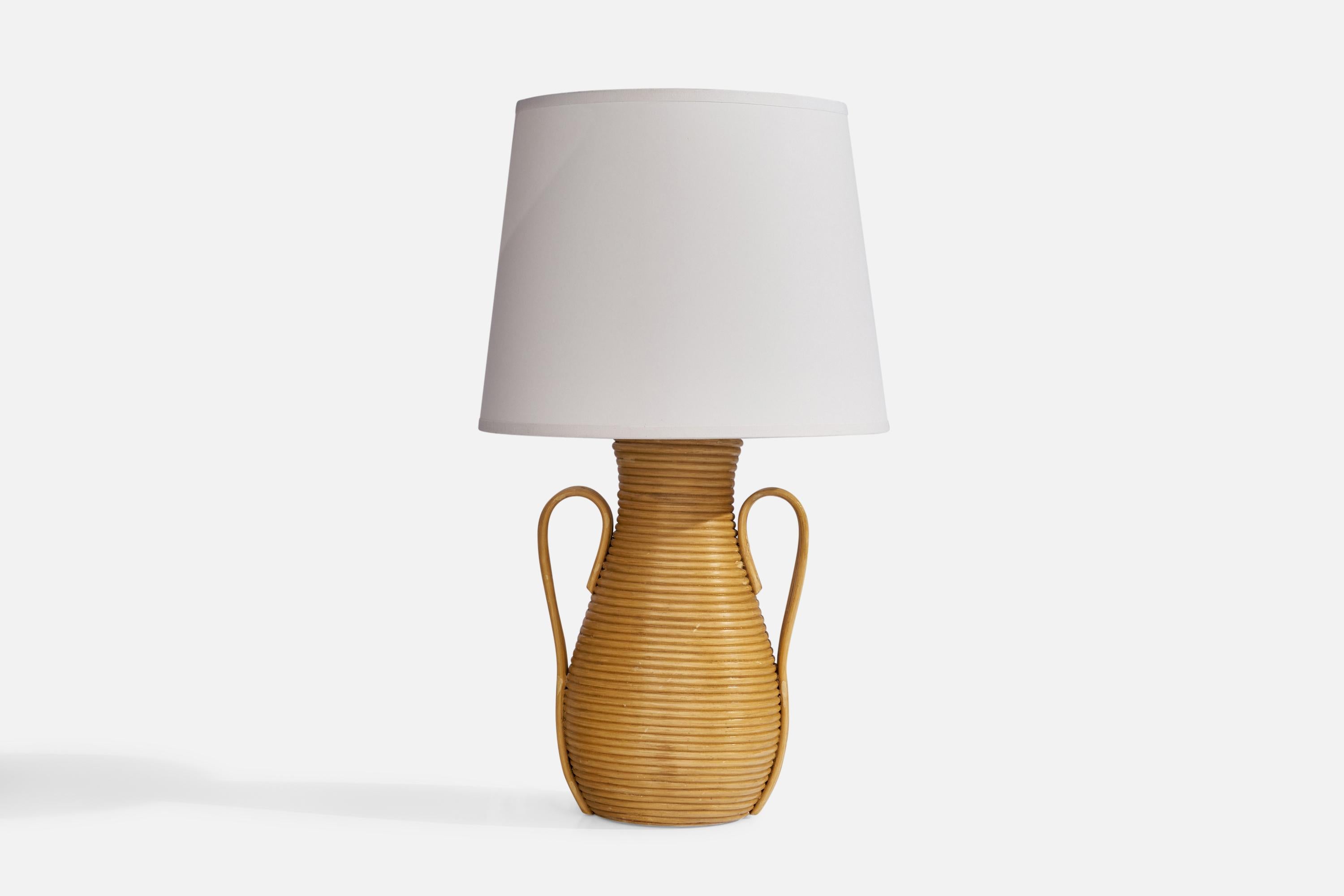 Lampe de table en rotin ou en roseau conçue et produite par Markslöjd, Suède, c. années 1980.

Dimensions de la lampe (pouces) : 12.25