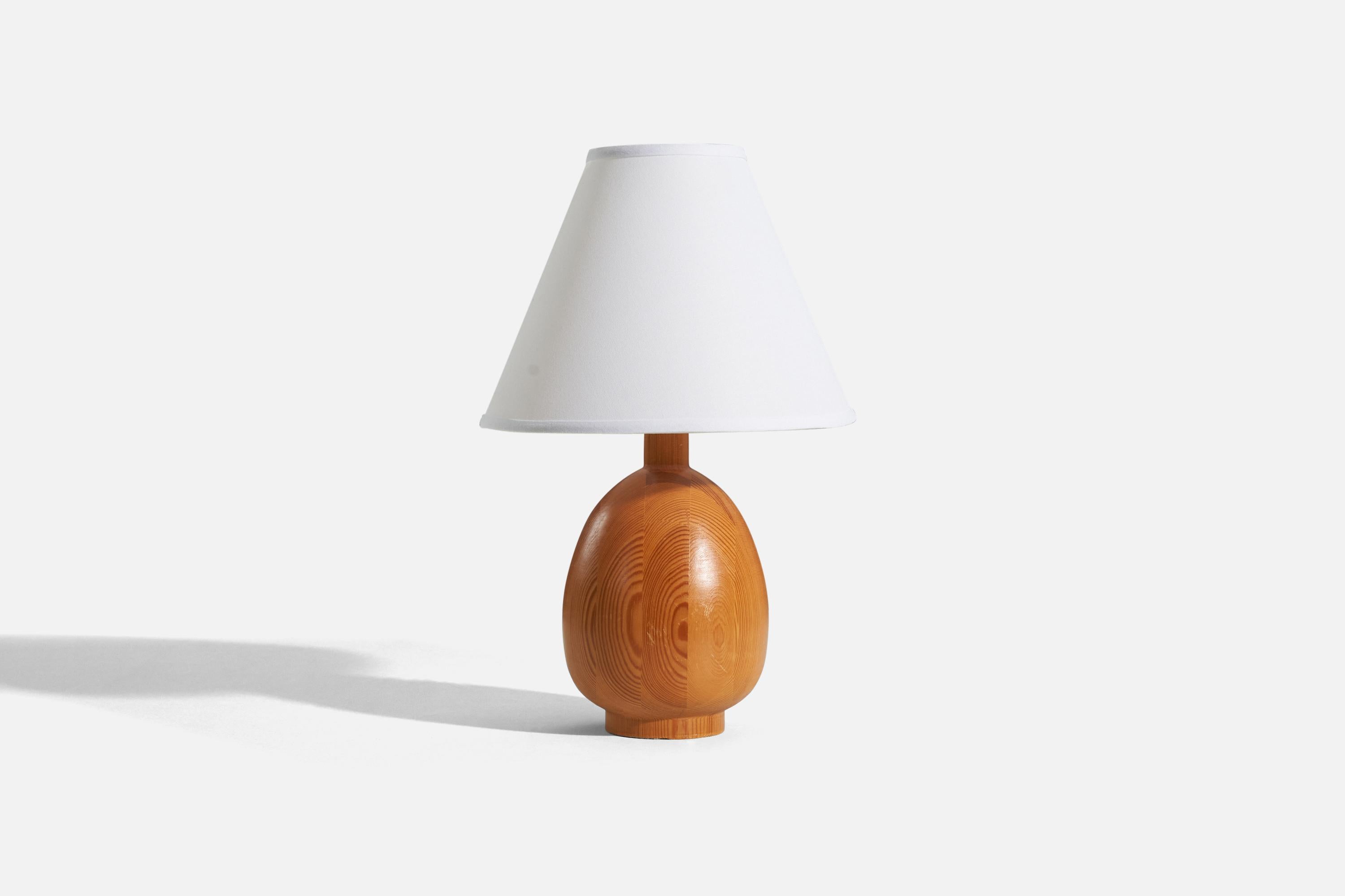 A solid pine table lamp designed and produced by Markslöjd, Kinna, Sweden, c. 1970s.

Sold without lampshade. 
Dimensions of lamp (inches) : 11.625 x 5.375 x 5.375 (H x W x D)
Dimensions of shade (inches) : 4 x 10 x 8 (T x B x H)
Dimension of
