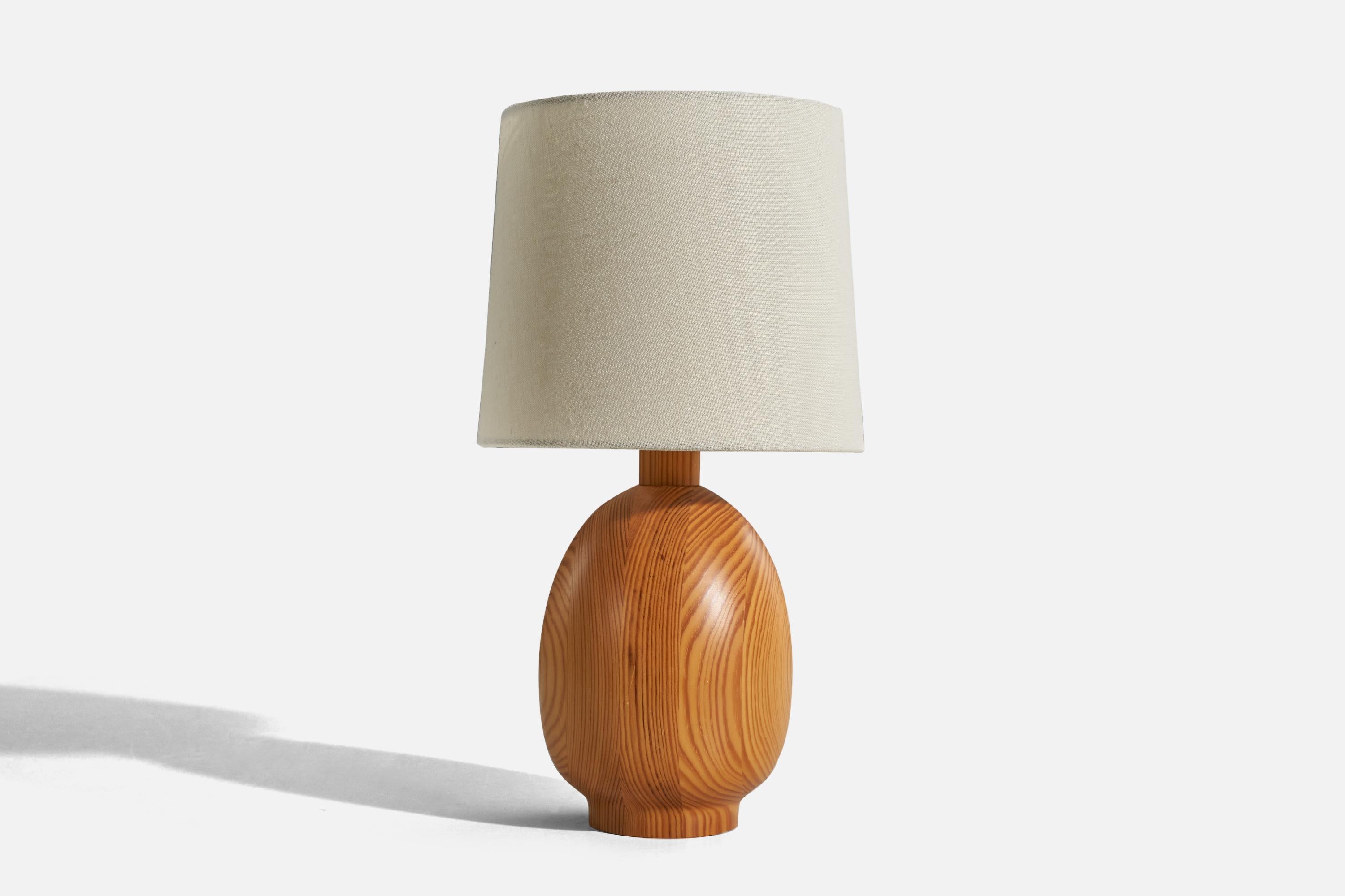 A solid pine table lamp designed and produced by Markslöjd, Kinna, Sweden, c. 1970s.

Sold without lampshade. 
Dimensions of Lamp (inches) : 11.31 x 5.5 x 5.5 (H x W x D)
Dimensions of Shade (inches) : 7 x 8 x 7 (T x B x S)
Dimension of Lamp