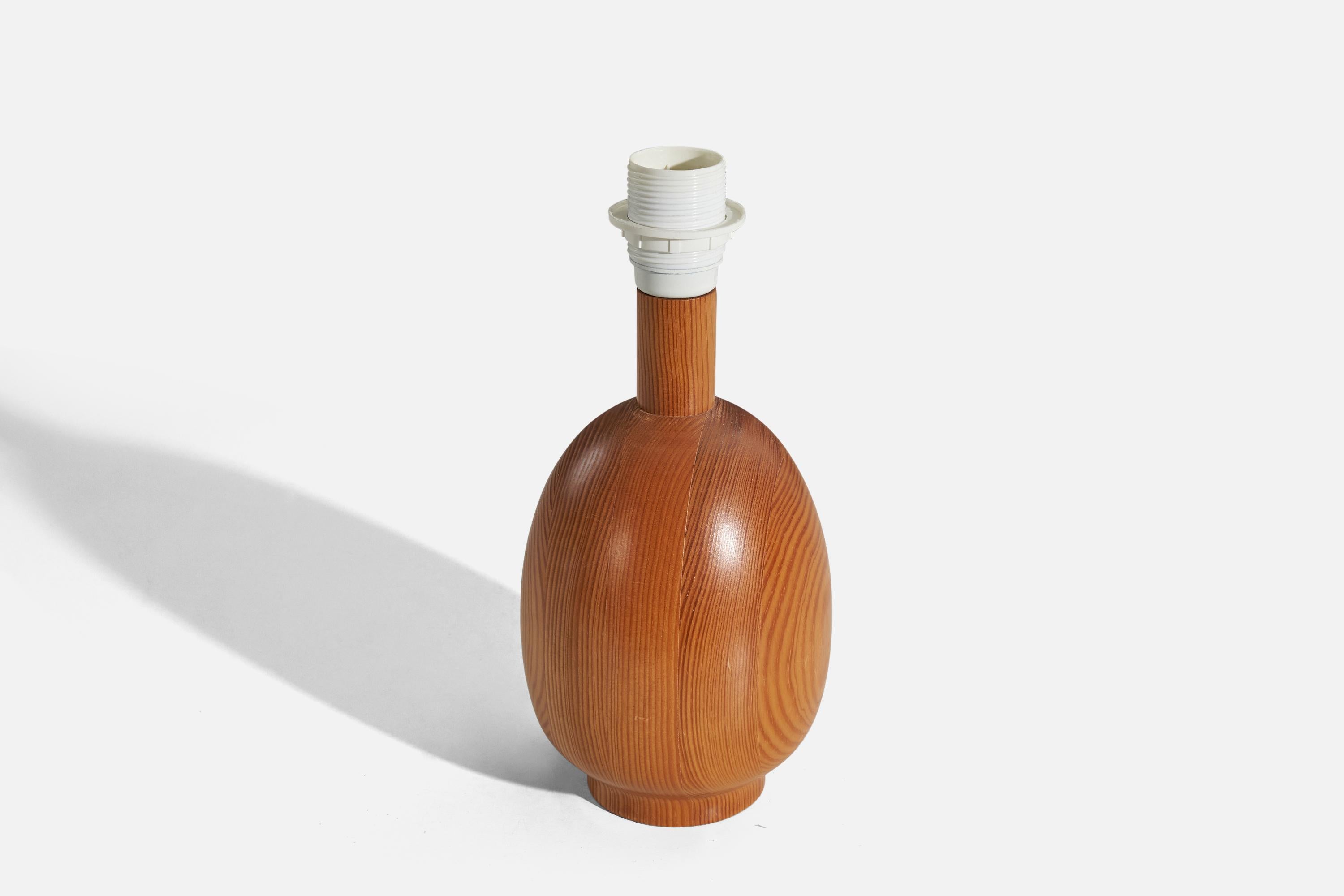 Markslöjd, Table Lamp, Solid Pine, Kinna, Sweden, c. 1970s In Good Condition For Sale In High Point, NC