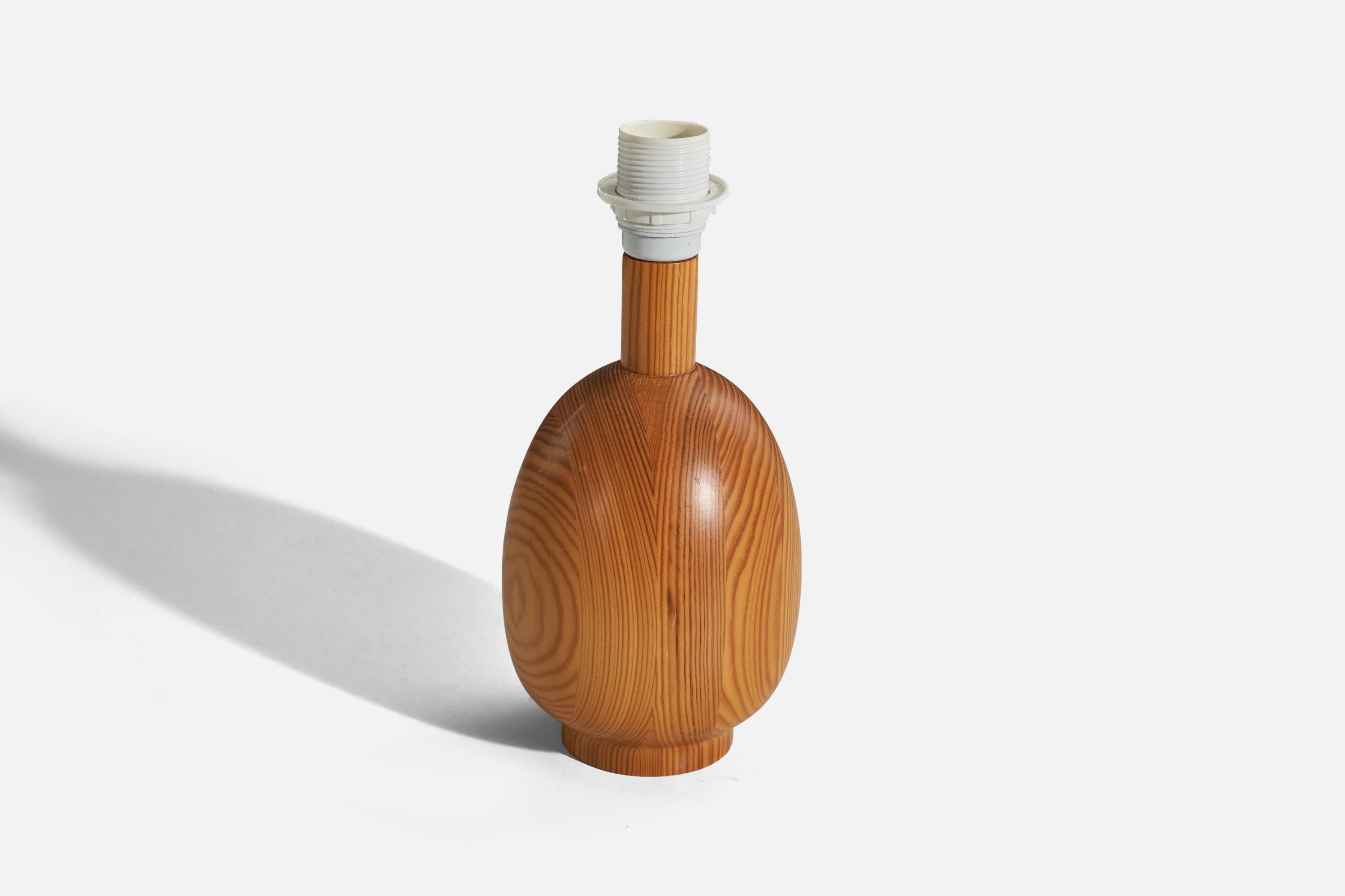 Markslöjd, Table Lamp, Solid Pine, Kinna, Sweden, C. 1970s In Good Condition For Sale In High Point, NC