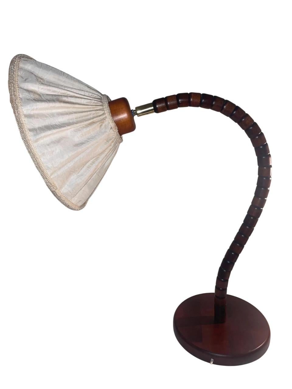 Magnifique lampe de table ''col de cygne'' en pin avec détails en laiton fabriquée par Markslöjd, Suède dans les années 1970. 
Abat-jour réglable. 