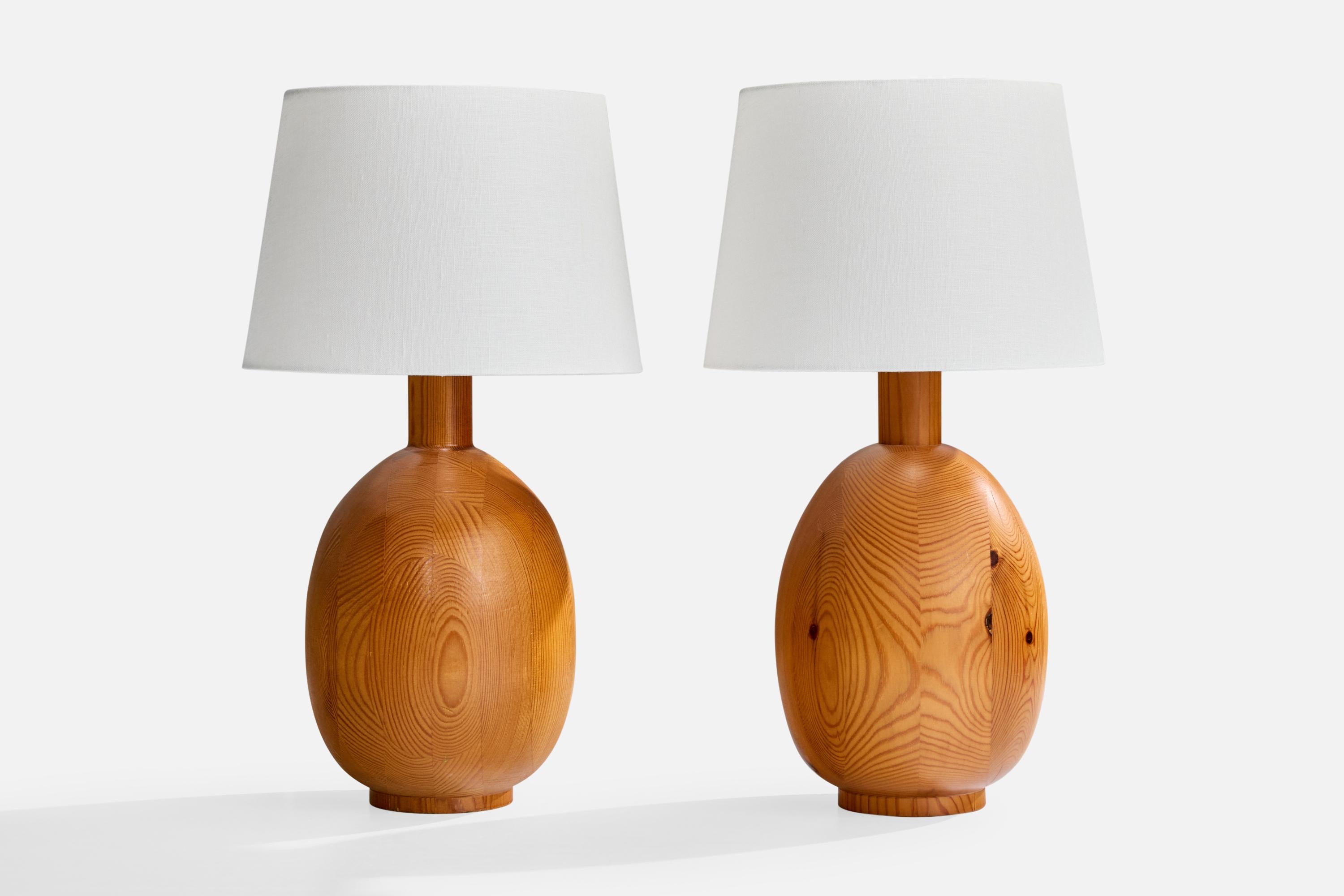 Coppia di lampade da tavolo in pino prodotte da Markslöjd, Kinna, Svezia, anni '80 circa.

Dimensioni del paralume (in pollici): 8
