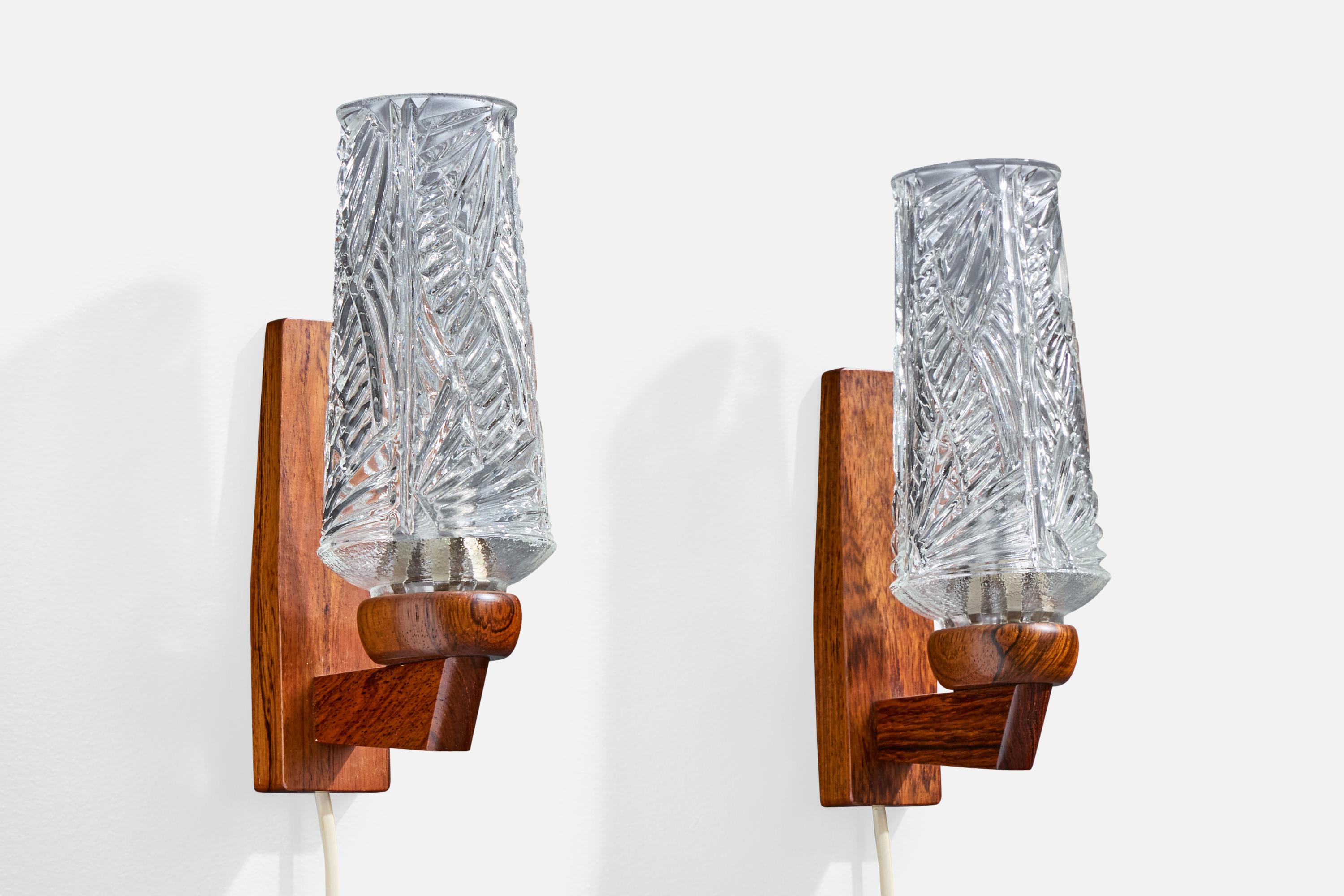 Paire d'appliques en verre et en bois conçues et produites par Markslöjd, A.I.C., Suède, c. années 1970.

Dimensions globales (en pouces) : 9,0 