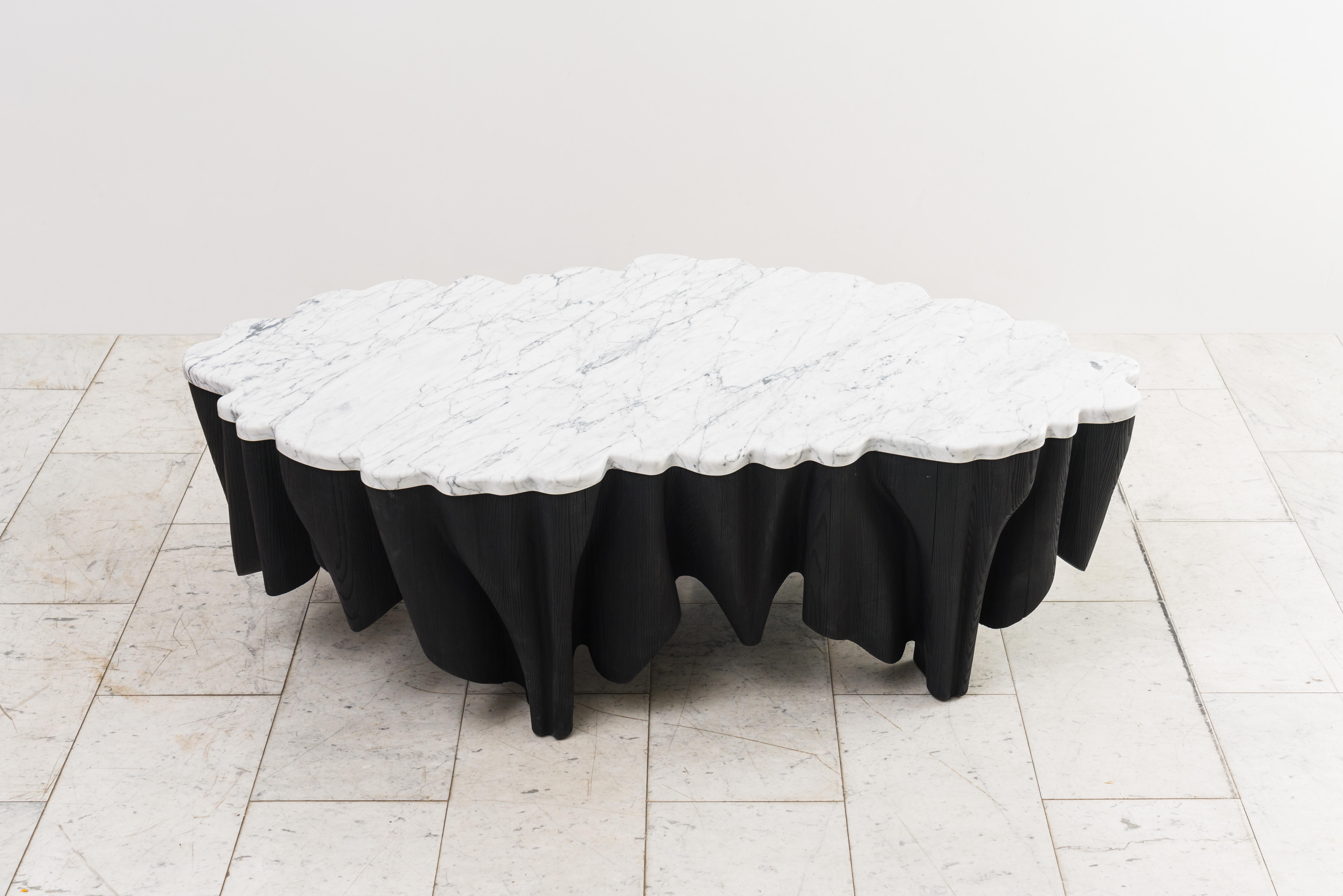 Markus Haase, Äolithischer niedriger Tisch aus Esche und Marmor IV, USA im Zustand „Neu“ im Angebot in New York, NY