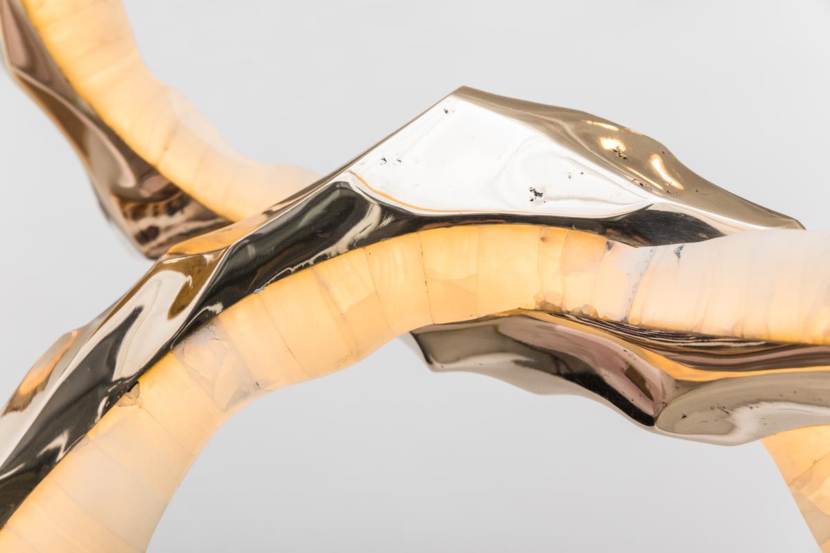 Le dernier groupe de luminaires de Haase, la série Circlet, utilise des techniques de conception nouvelles et innovantes tout en reprenant les indices visuels de ses sculptures en marbre laminé, sculptées à la main.  Markus a commencé à tailler ses