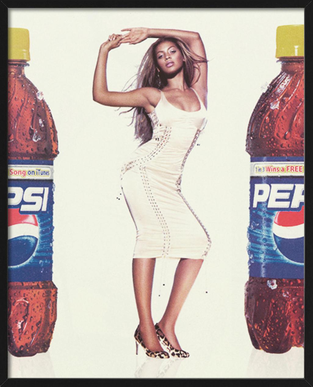 Beyonce, Pepsi - Ritratto con due bottiglie giganti, Fotografia Fine Art, 2004 - Photograph di Markus Klinko