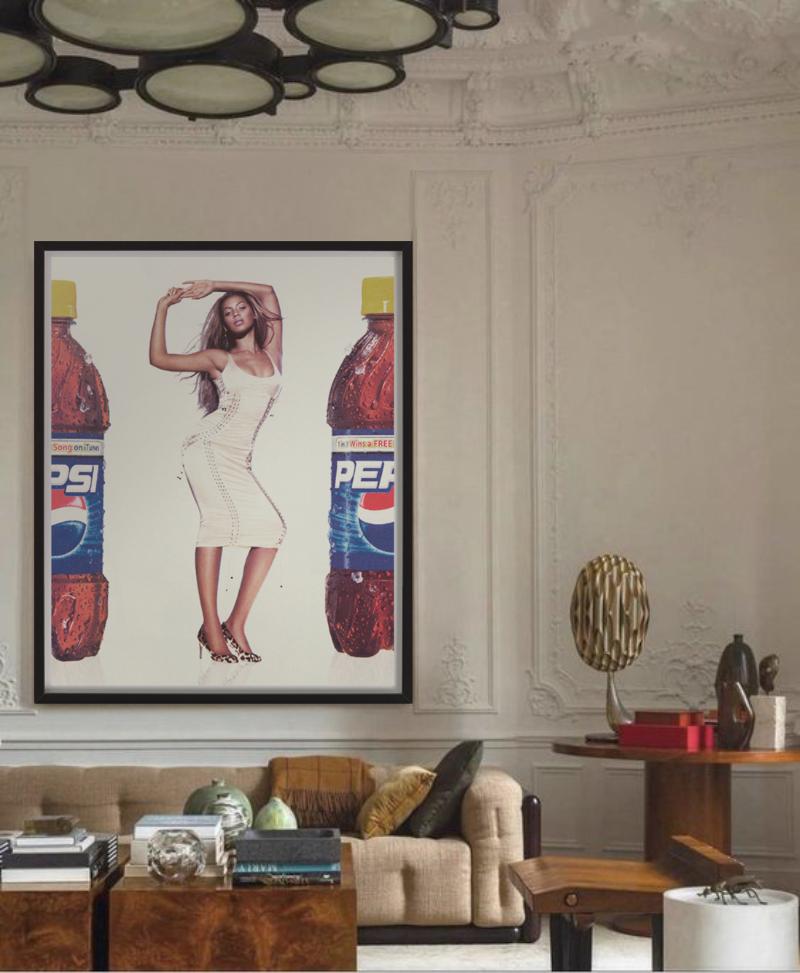 Beyonce, Pepsi - Ritratto con due bottiglie giganti, Fotografia Fine Art, 2004 - Photograph Contemporaneo di Markus Klinko