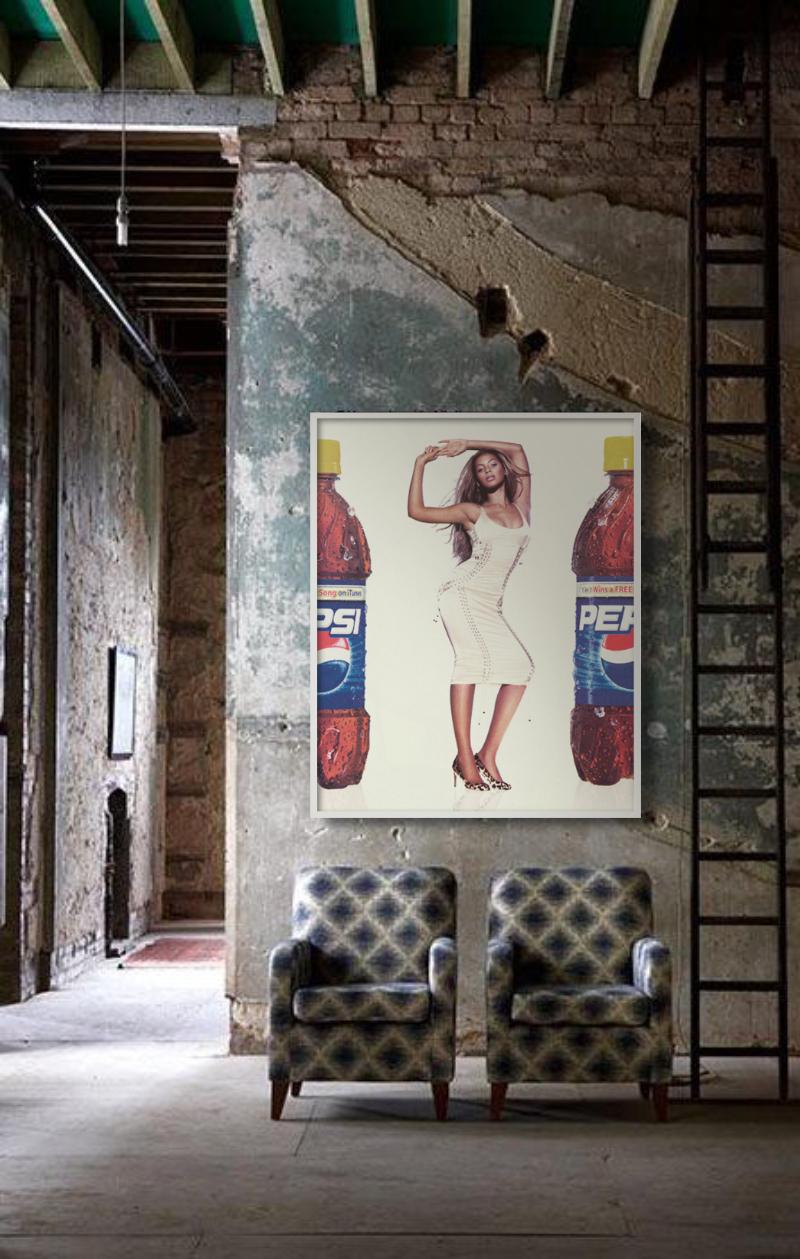 Beyonce, Pepsi - Ritratto con due bottiglie giganti, Fotografia Fine Art, 2004 in vendita 2