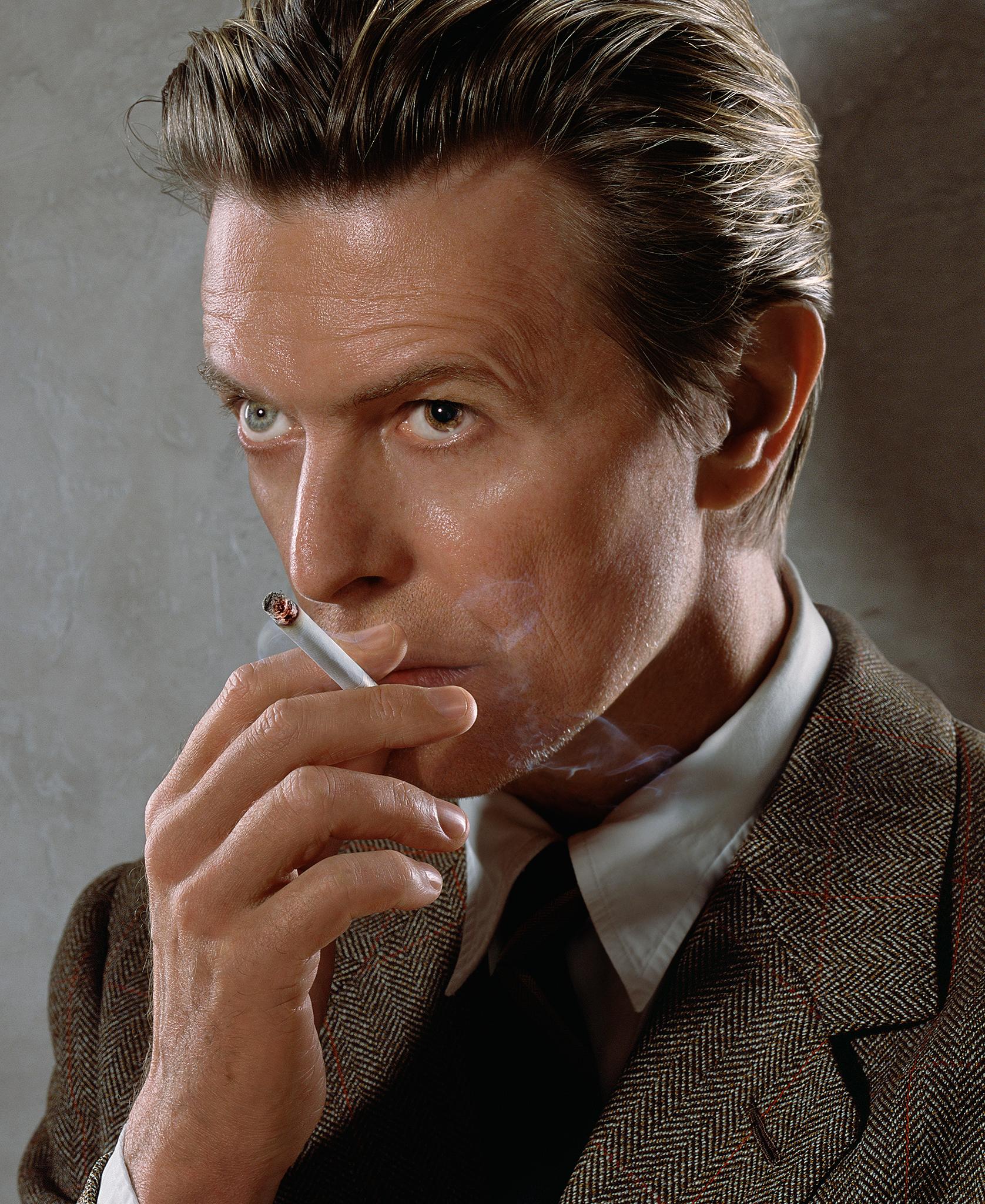 Markus Klinko Color Photograph – David Bowie: Rauchen