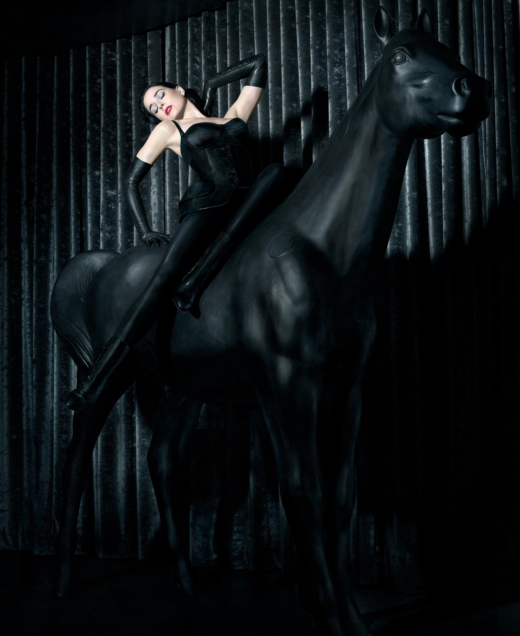 Portrait Photograph Markus Klinko - Dita - Horses 2 - Lt Ed of 12 - peut être expédié roulé ou encadré