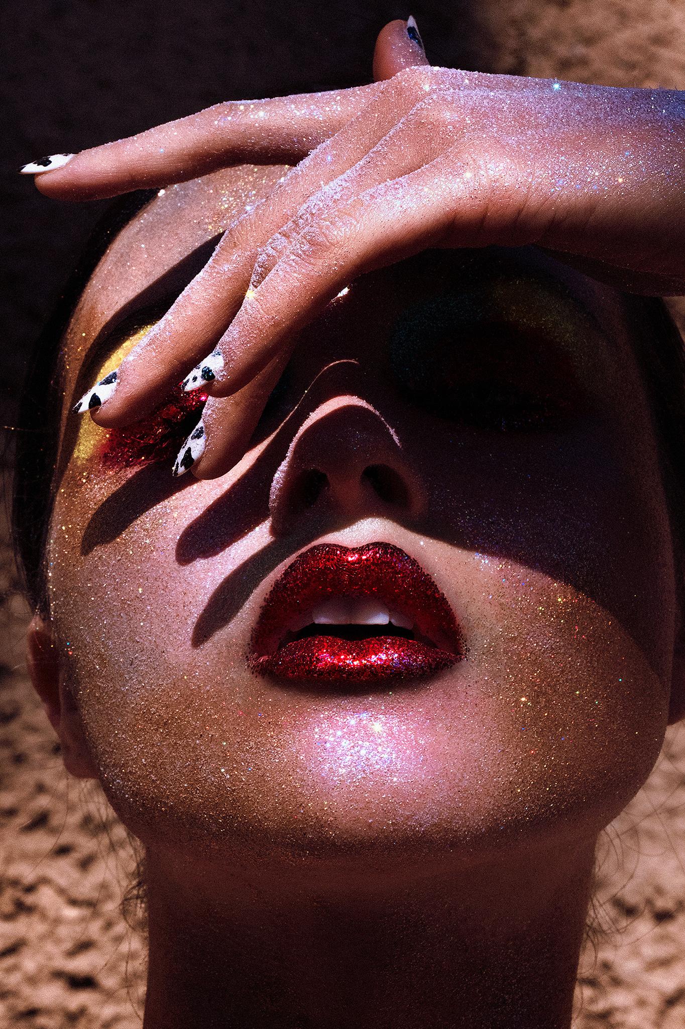 Color Photograph de Markus Klinko - Dust #1, 2018 - Fotografía artística de edición limitada