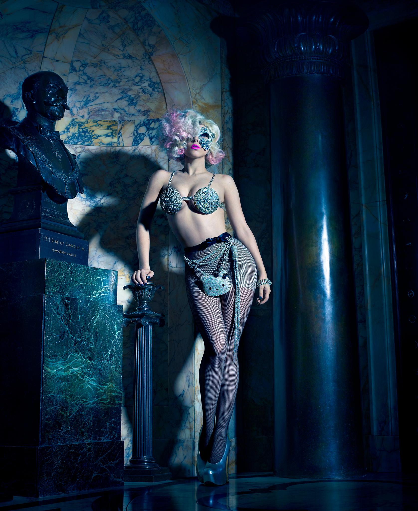 Kunstdruck in Museumsqualität von Lady Gaga von Fotograf Markus Klinko. Gedreht 2009 in London zum 35-jährigen Jubiläum von Hello Kitty.

Dieser Druck ist in den folgenden Größen erhältlich, signiert und nummeriert von Markus Klinko
24" hoch -
