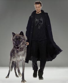 Villains naturels - superstar David Bowie en vêtements noirs avec loup