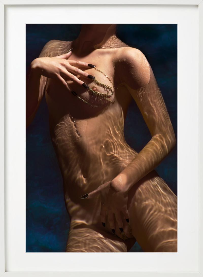 Nudi, catene Klinko e Lee, Fotografia d'arte - Color Photograph Nero di Markus Klinko