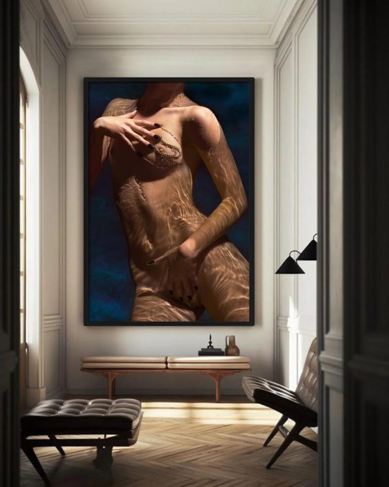 Primo piano di una donna nuda con una catena dorata e scintillante fotografata da Markus Klinko.

Tutte le stampe sono in edizione limitata. Disponibile in più misure. Cornici di alto livello su richiesta.

Tutte le stampe sono realizzate e firmate