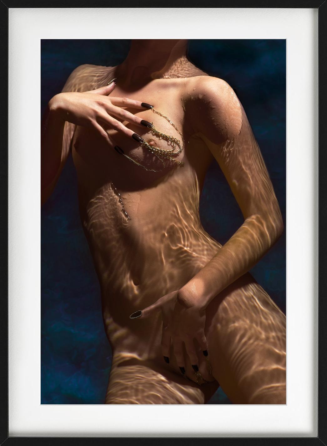 Nudi, catene Klinko e Lee, Fotografia d'arte in vendita 4