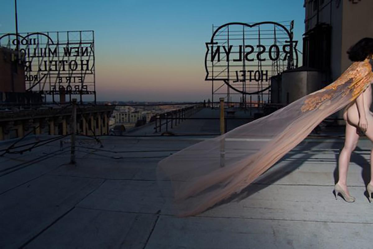 Stoya Corriendo

Foto de Markus Klinko 

Edición limitada

Stoya, desnuda en el tejado del Hotel Rosslyn por la noche.

C Imprimir
Producido a partir de la transparencia original
Certificado de autenticidad suministrado 
Tamaño del papel 20×24
